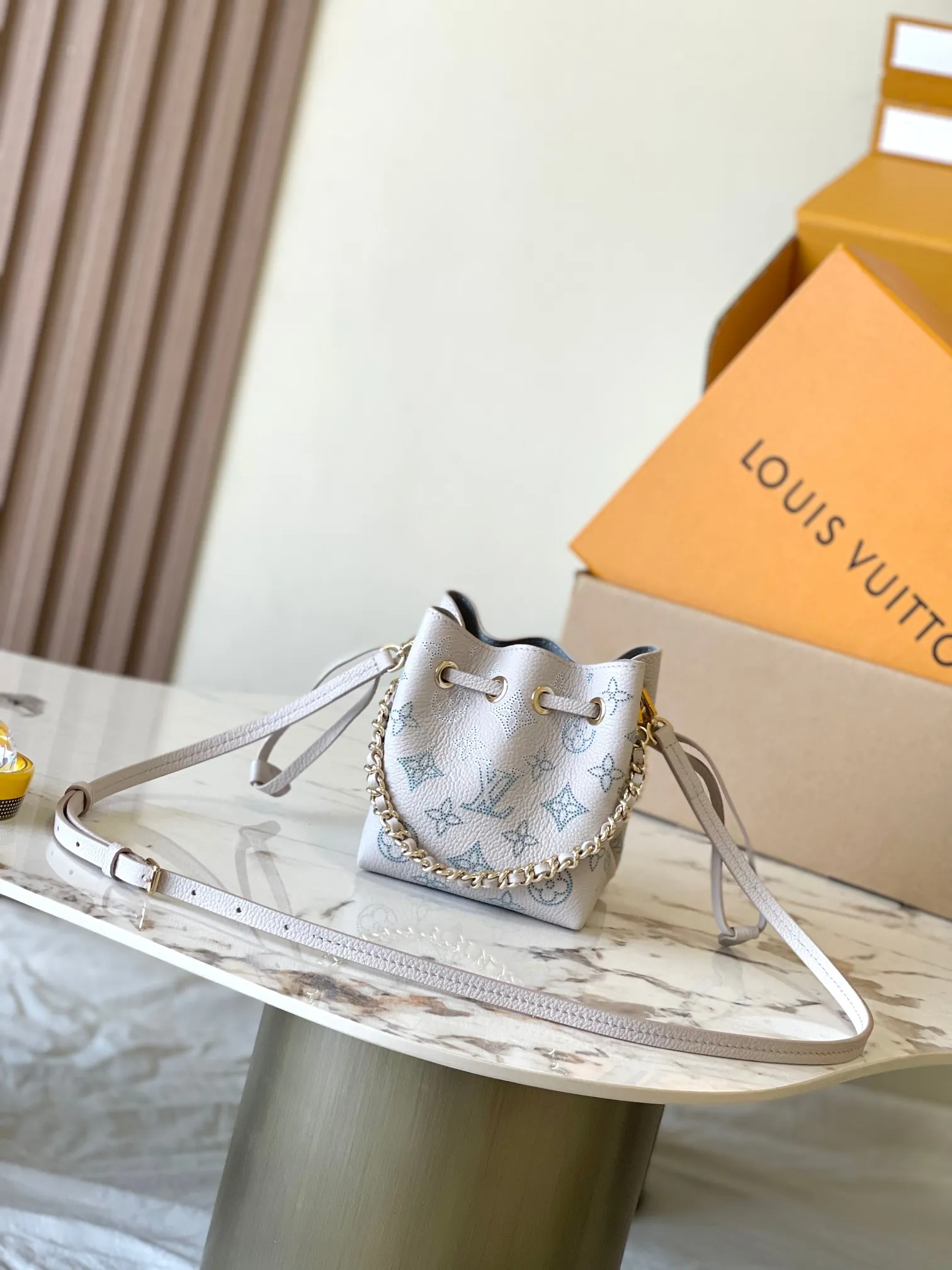 p2000 [Special grade MB chip version original leather] PICO BELLA mini bucket handbag Model: M12521 white dynamic chip version Material: A-grade all-steel hardware, imported original fabric Packaging: full set of original duty-free MB packaging Size: 13*11*10.5CM