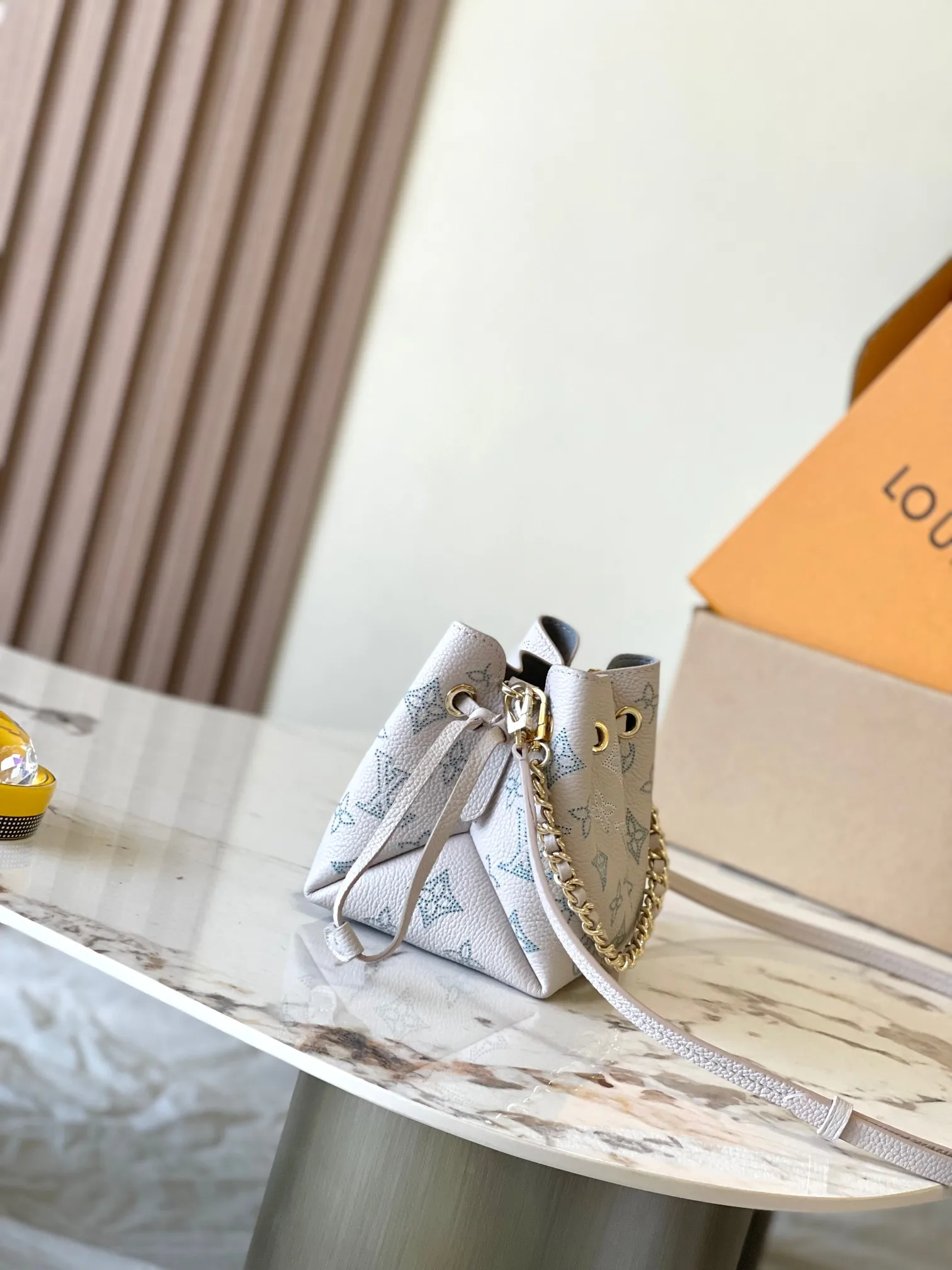 p2000 [Special grade MB chip version original leather] PICO BELLA mini bucket handbag Model: M12521 white dynamic chip version Material: A-grade all-steel hardware, imported original fabric Packaging: full set of original duty-free MB packaging Size: 13*11*10.5CM