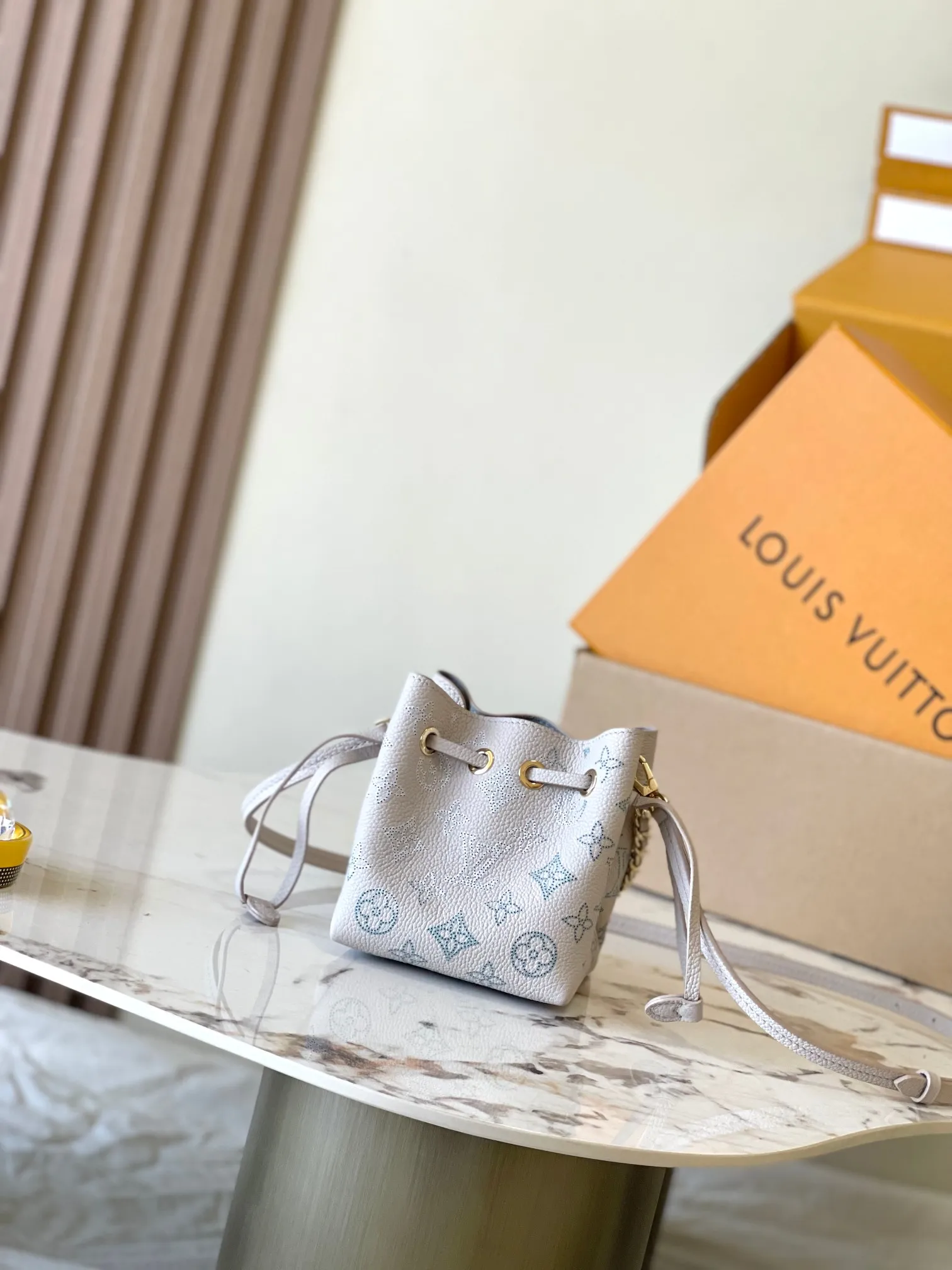 p2000 [Special grade MB chip version original leather] PICO BELLA mini bucket handbag Model: M12521 white dynamic chip version Material: A-grade all-steel hardware, imported original fabric Packaging: full set of original duty-free MB packaging Size: 13*11*10.5CM