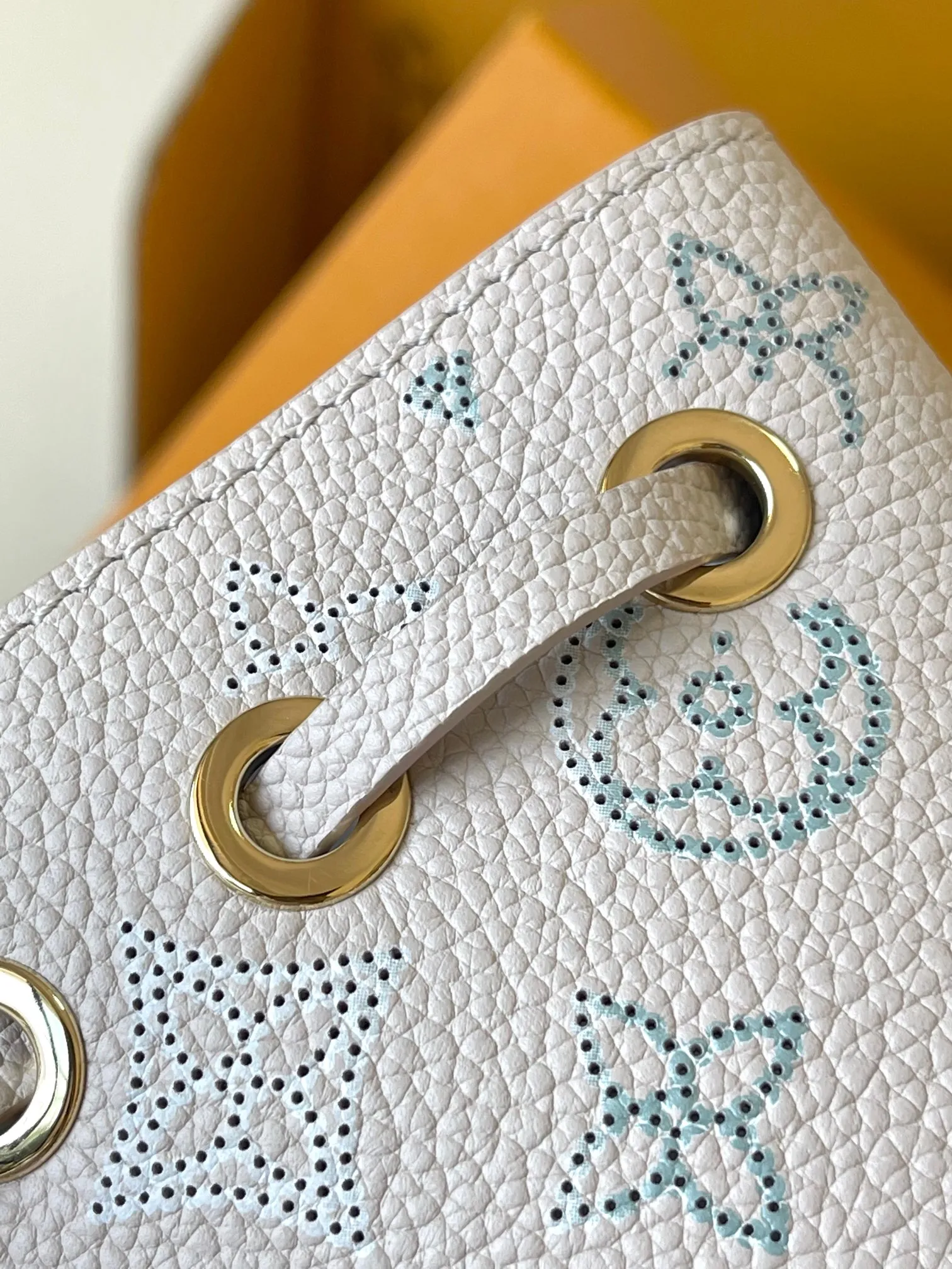 p2000 [Special grade MB chip version original leather] PICO BELLA mini bucket handbag Model: M12521 white dynamic chip version Material: A-grade all-steel hardware, imported original fabric Packaging: full set of original duty-free MB packaging Size: 13*11*10.5CM