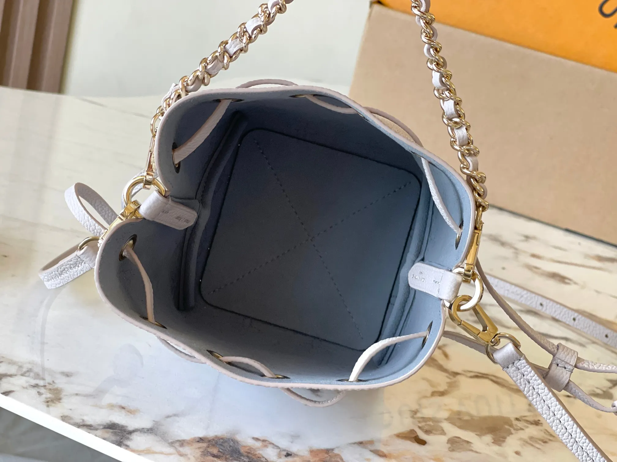 p2000 [Special grade MB chip version original leather] PICO BELLA mini bucket handbag Model: M12521 white dynamic chip version Material: A-grade all-steel hardware, imported original fabric Packaging: full set of original duty-free MB packaging Size: 13*11*10.5CM