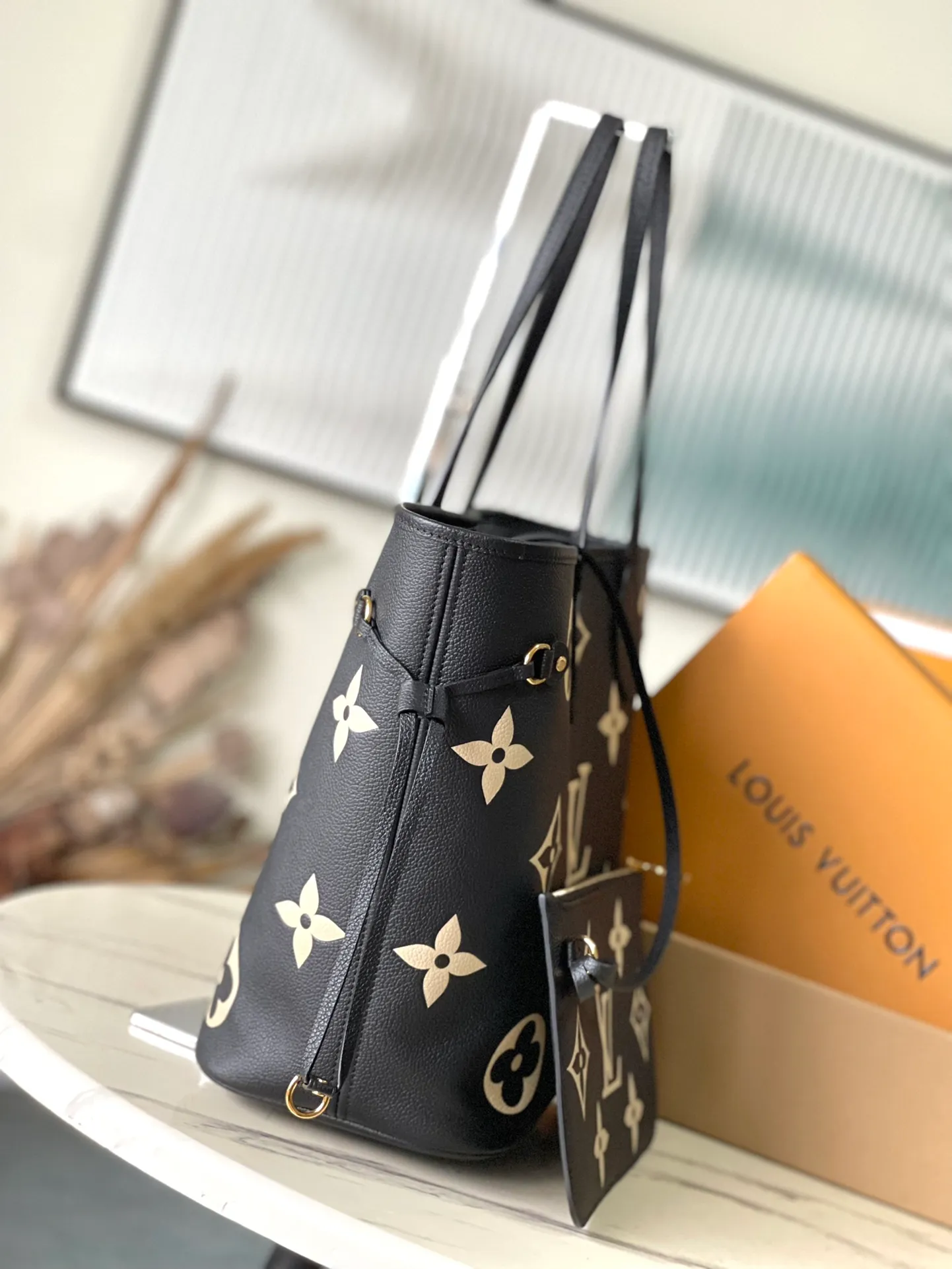💰1180 (top layer leather) Top quality original M58907 This Neverfull medium handbag uses embossing and printing processes to depict the Monogram pattern on the cow leather. Tighten the side straps and the tote instantly transforms into an elegant urban handbag; the long handle makes it easy to carry over the shoulder or elbow. Dimensions: 31 x 28 x 14 cm