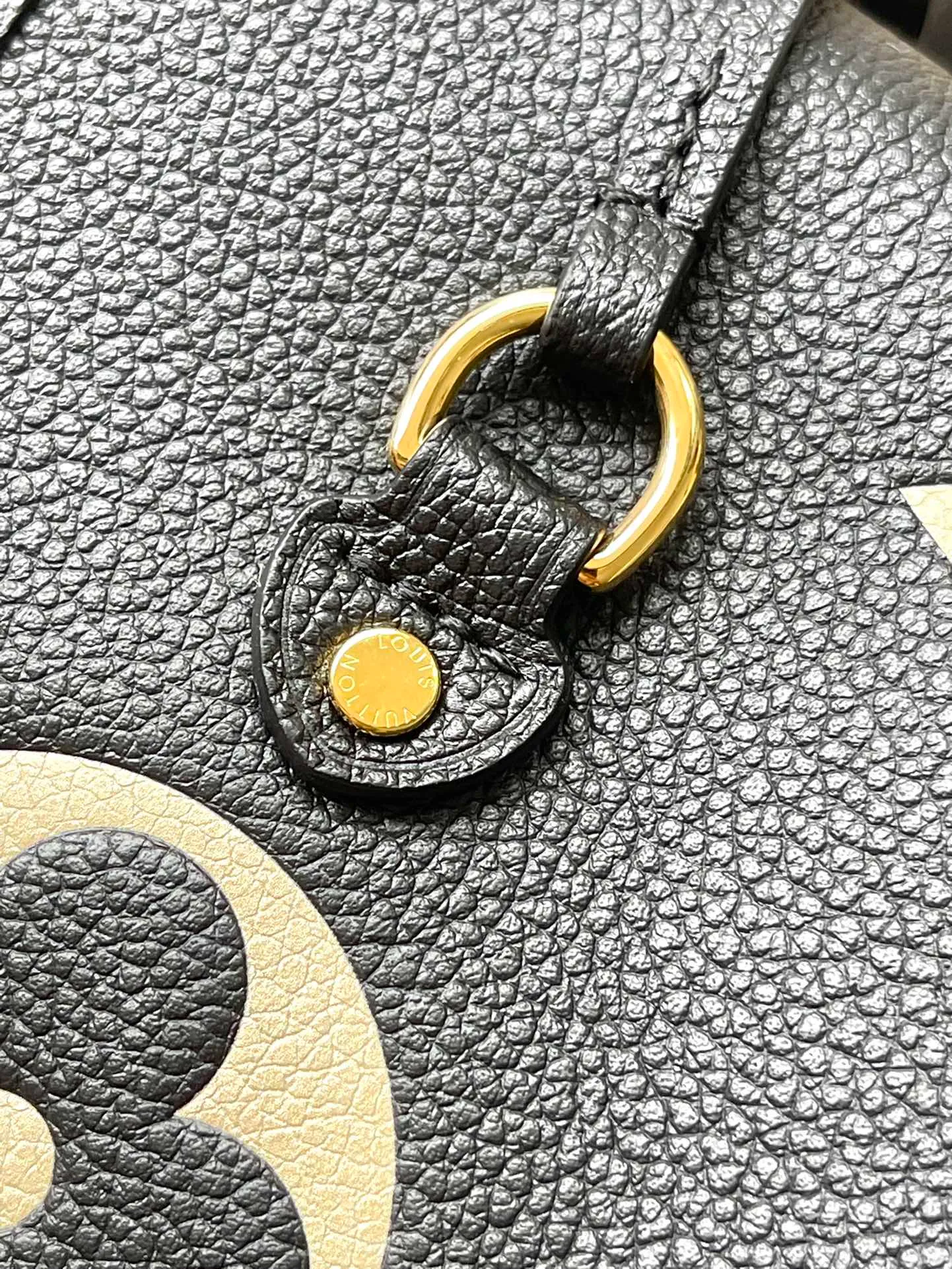 💰1180 (top layer leather) Top quality original M58907 This Neverfull medium handbag uses embossing and printing processes to depict the Monogram pattern on the cow leather. Tighten the side straps and the tote instantly transforms into an elegant urban handbag; the long handle makes it easy to carry over the shoulder or elbow. Dimensions: 31 x 28 x 14 cm