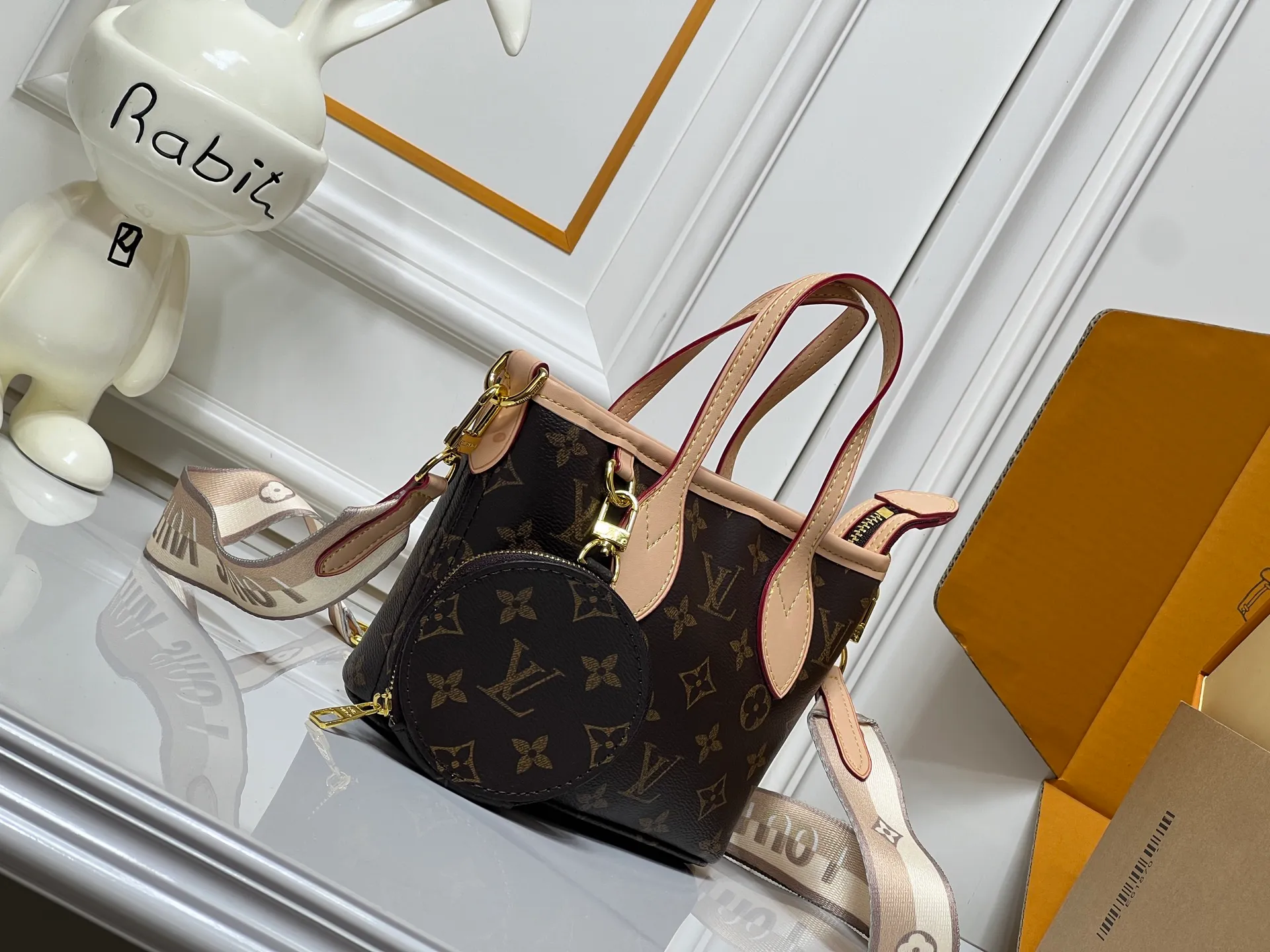 Batch 220💰M46705 NEVERFULL BB handbag Neverfull classic handbag, explore the exquisite details inside the bag Redesigned inner bag with details inspired by the Louis Vuitton archives Pocket lined with linen fabric Removable zipper clutch with tone-on-tone inner bag Natural cowhide leather trim Shiny gold hardware Handles: Size 24.14.9
