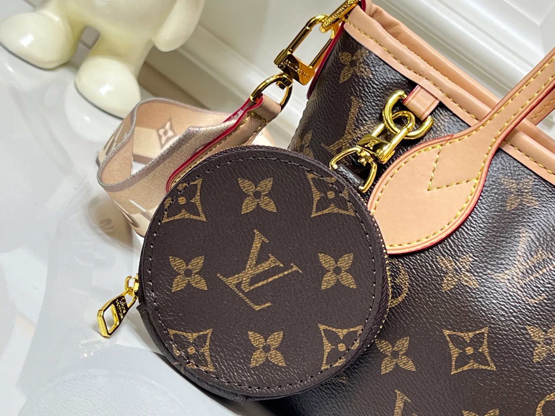 Batch 220💰M46705 NEVERFULL BB handbag Neverfull classic handbag, explore the exquisite details inside the bag Redesigned inner bag with details inspired by the Louis Vuitton archives Pocket lined with linen fabric Removable zipper clutch with tone-on-tone inner bag Natural cowhide leather trim Shiny gold hardware Handles: Size 24.14.9