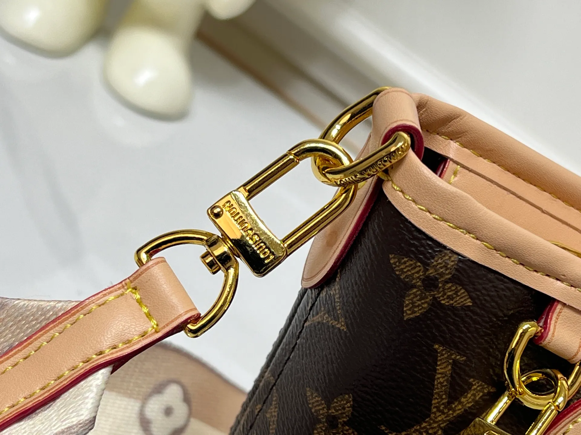 Batch 220💰M46705 NEVERFULL BB handbag Neverfull classic handbag, explore the exquisite details inside the bag Redesigned inner bag with details inspired by the Louis Vuitton archives Pocket lined with linen fabric Removable zipper clutch with tone-on-tone inner bag Natural cowhide leather trim Shiny gold hardware Handles: Size 24.14.9