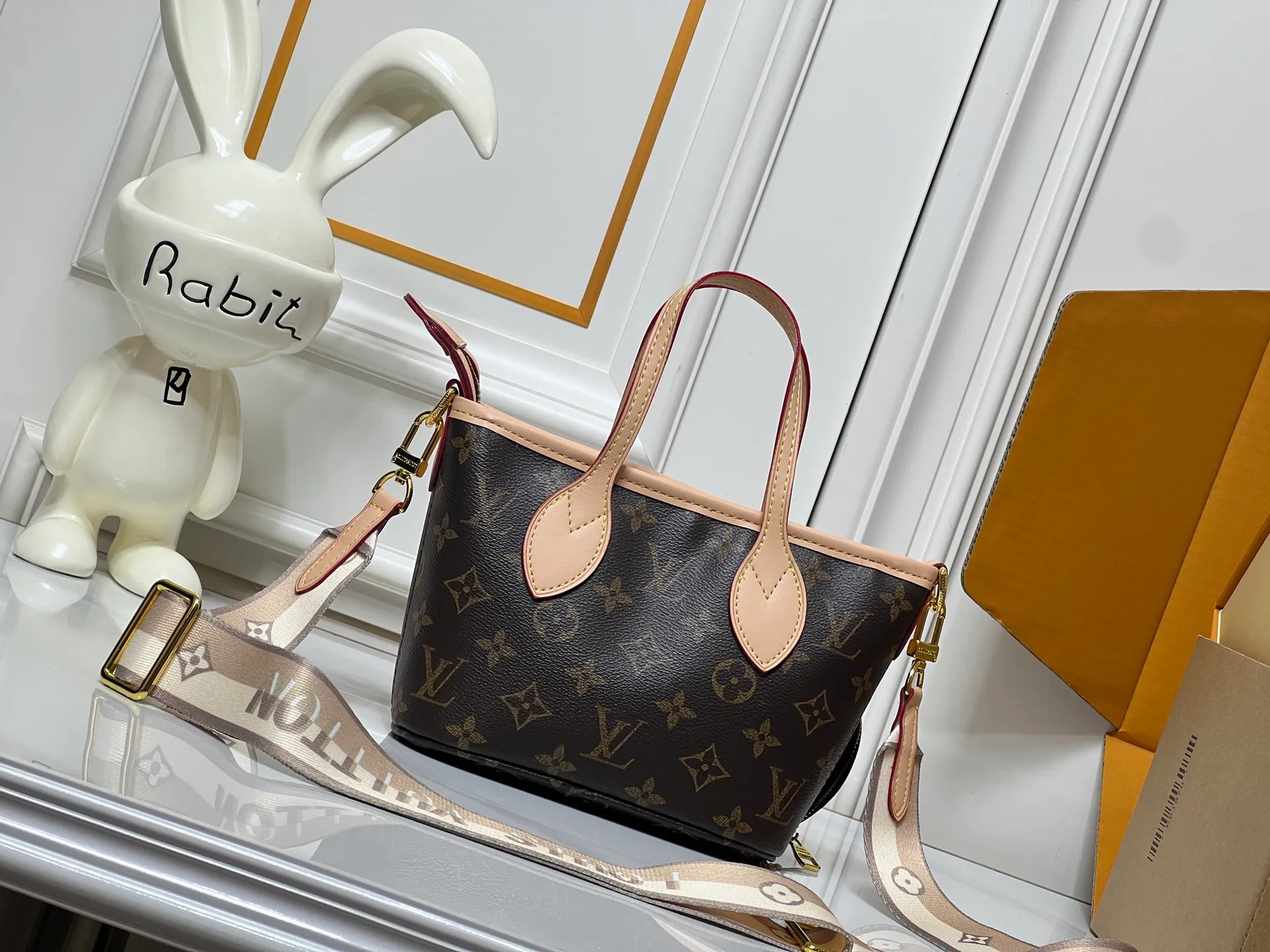 Batch 220💰M46705 NEVERFULL BB handbag Neverfull classic handbag, explore the exquisite details inside the bag Redesigned inner bag with details inspired by the Louis Vuitton archives Pocket lined with linen fabric Removable zipper clutch with tone-on-tone inner bag Natural cowhide leather trim Shiny gold hardware Handles: Size 24.14.9