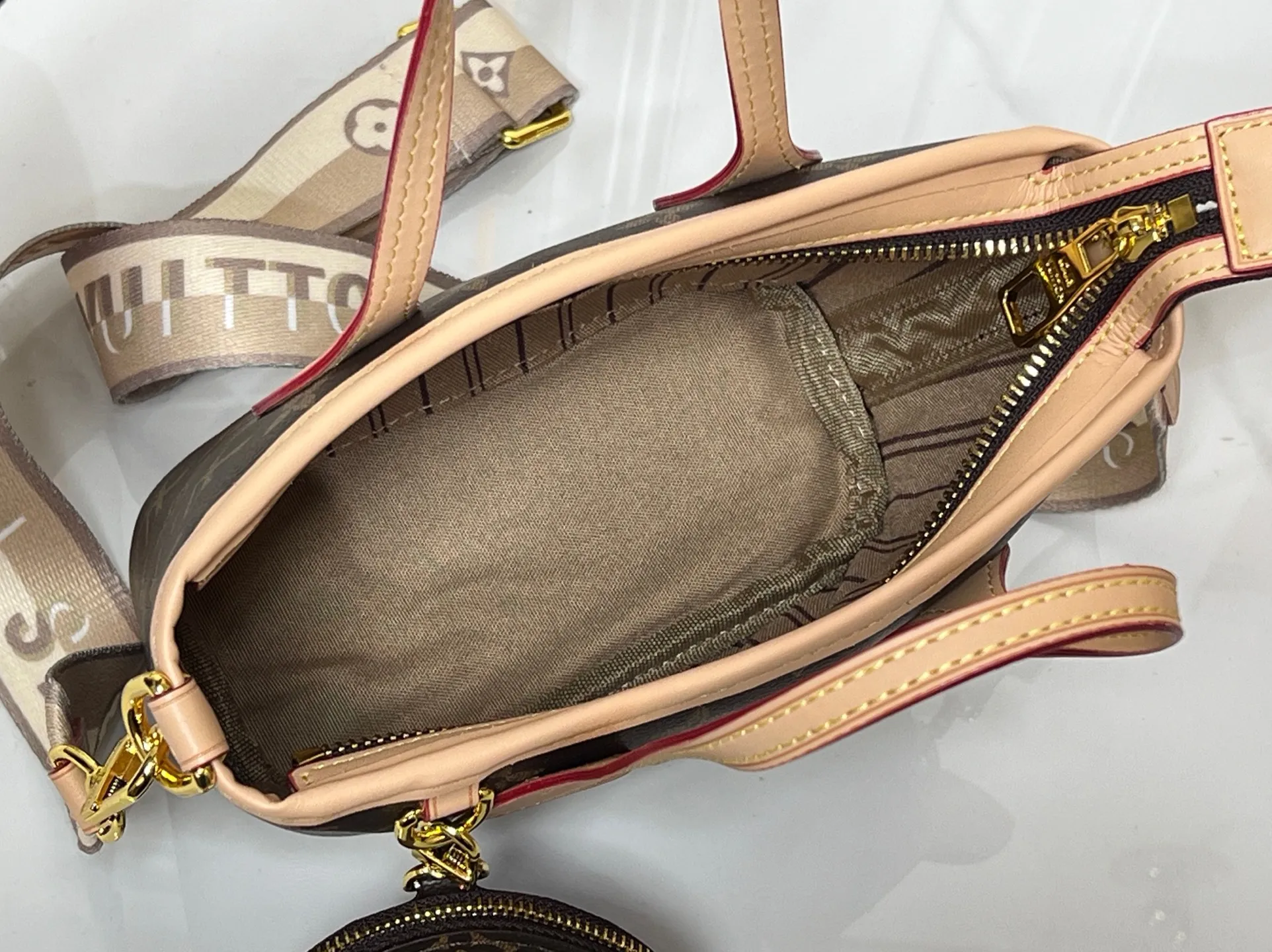 Batch 220💰M46705 NEVERFULL BB handbag Neverfull classic handbag, explore the exquisite details inside the bag Redesigned inner bag with details inspired by the Louis Vuitton archives Pocket lined with linen fabric Removable zipper clutch with tone-on-tone inner bag Natural cowhide leather trim Shiny gold hardware Handles: Size 24.14.9