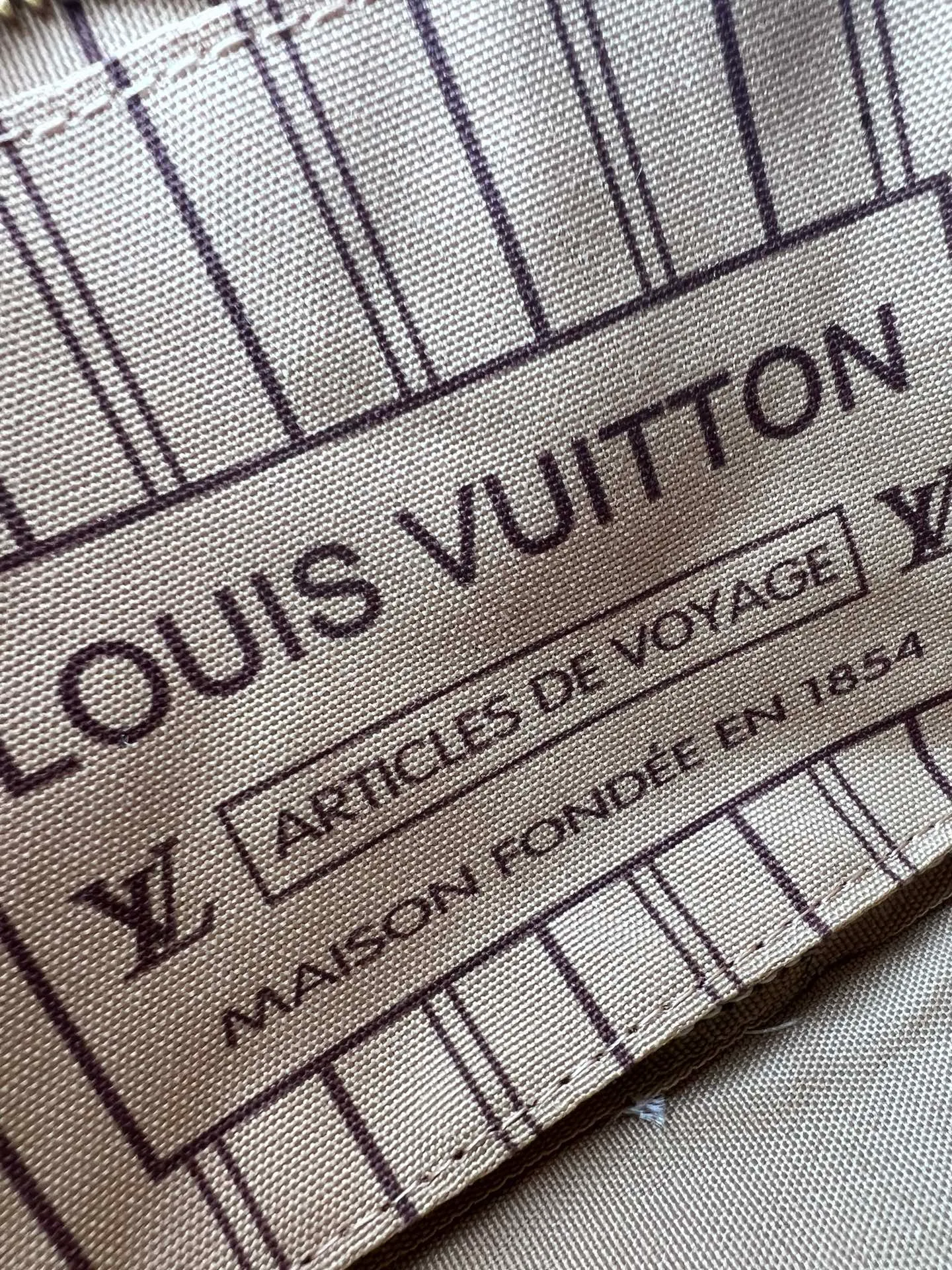 Batch 220💰M46705 NEVERFULL BB handbag Neverfull classic handbag, explore the exquisite details inside the bag Redesigned inner bag with details inspired by the Louis Vuitton archives Pocket lined with linen fabric Removable zipper clutch with tone-on-tone inner bag Natural cowhide leather trim Shiny gold hardware Handles: Size 24.14.9