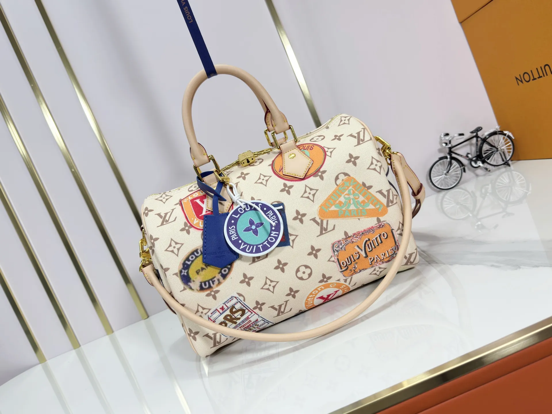 P300 upgraded original M14587 M40391 M14736 This Sedy Soft 30 handbag interprets the Monogram Dune with retro touches, with aircraft-shaped decoration and collage effect label, paying tribute to the design of the Gaston Louis Vuitton collection series. The long handle makes it easy to carry on the shoulder, making it a great travel companion. 30.0 x 21.0 x 17.0 cm (L x H x W) • Coated canvas • Cow leather trim • Metal hardware • Double zipper closure • Internal zippered pocket • Key holder • Patch name tag • Airplane style decoration • Holds 9" tablet, 6.7" smart phone, Ziy long wallet, keys, tissues, and sun • Shoulder strap: removable, non-adjustable • Strap half length: 24.0 cm • Handle: Double handle.