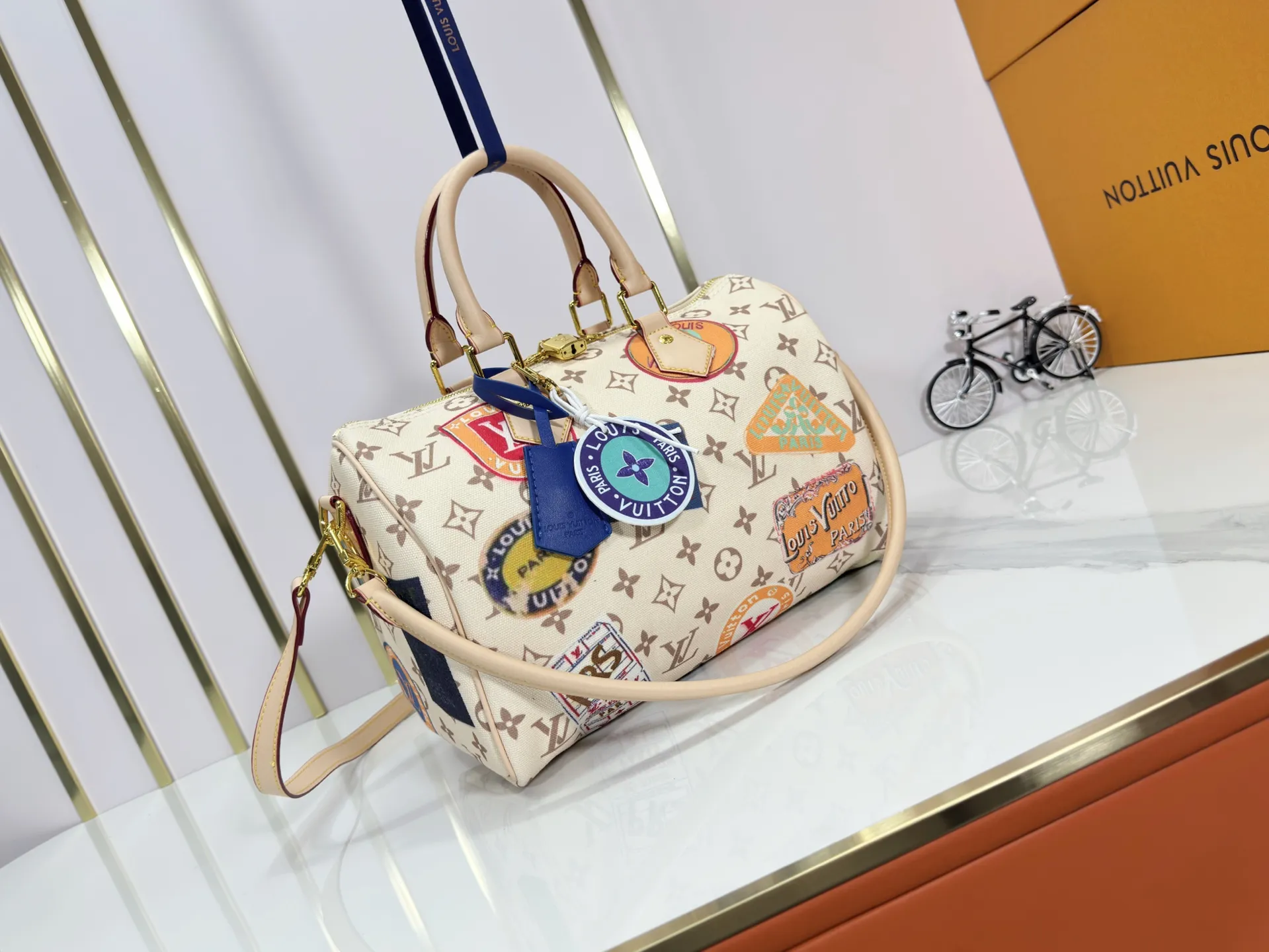 P300 upgraded original M14587 M40391 M14736 This Sedy Soft 30 handbag interprets the Monogram Dune with retro touches, with aircraft-shaped decoration and collage effect label, paying tribute to the design of the Gaston Louis Vuitton collection series. The long handle makes it easy to carry on the shoulder, making it a great travel companion. 30.0 x 21.0 x 17.0 cm (L x H x W) • Coated canvas • Cow leather trim • Metal hardware • Double zipper closure • Internal zippered pocket • Key holder • Patch name tag • Airplane style decoration • Holds 9" tablet, 6.7" smart phone, Ziy long wallet, keys, tissues, and sun • Shoulder strap: removable, non-adjustable • Strap half length: 24.0 cm • Handle: Double handle.