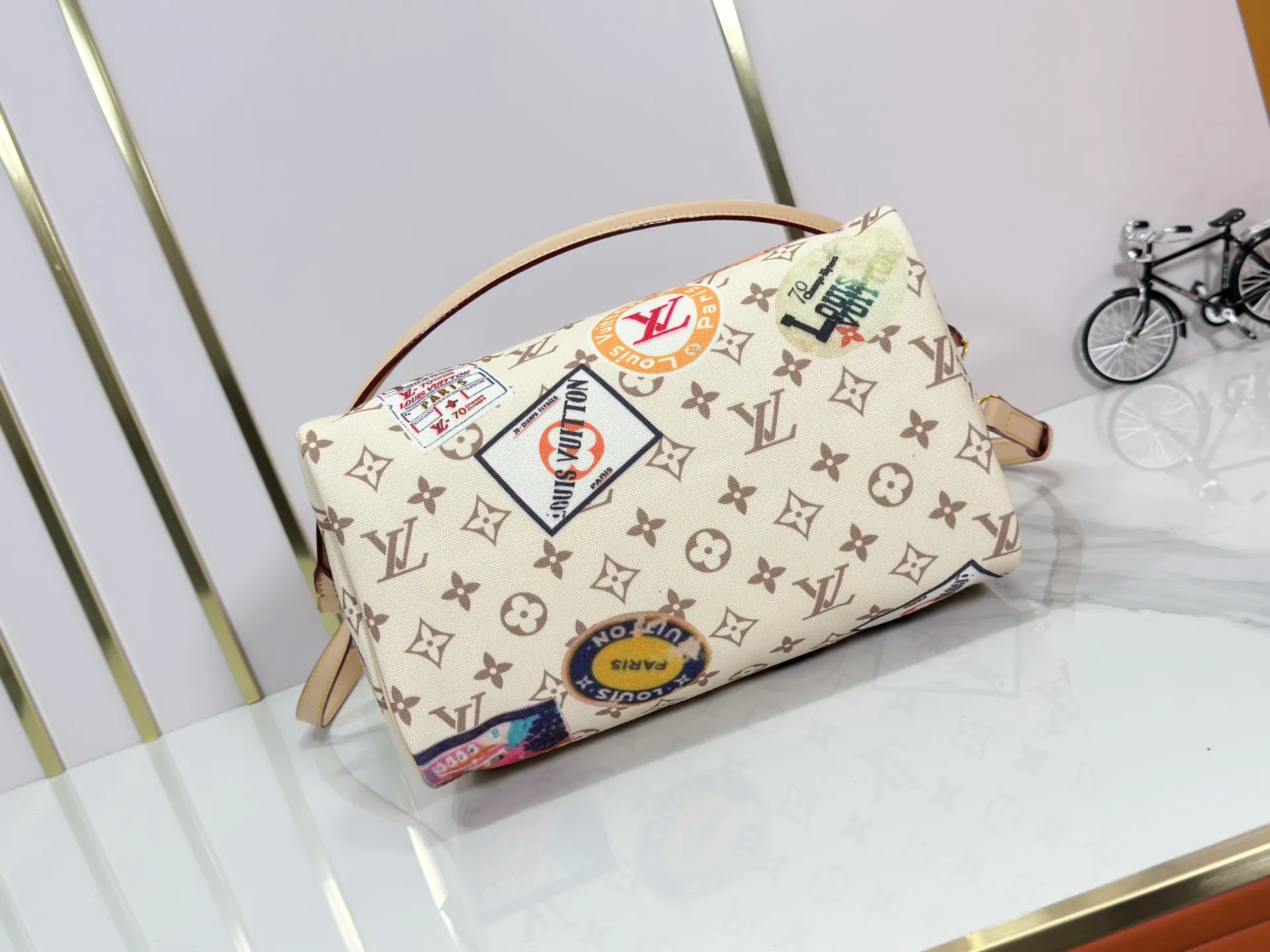 P300 upgraded original M14587 M40391 M14736 This Sedy Soft 30 handbag interprets the Monogram Dune with retro touches, with aircraft-shaped decoration and collage effect label, paying tribute to the design of the Gaston Louis Vuitton collection series. The long handle makes it easy to carry on the shoulder, making it a great travel companion. 30.0 x 21.0 x 17.0 cm (L x H x W) • Coated canvas • Cow leather trim • Metal hardware • Double zipper closure • Internal zippered pocket • Key holder • Patch name tag • Airplane style decoration • Holds 9" tablet, 6.7" smart phone, Ziy long wallet, keys, tissues, and sun • Shoulder strap: removable, non-adjustable • Strap half length: 24.0 cm • Handle: Double handle.