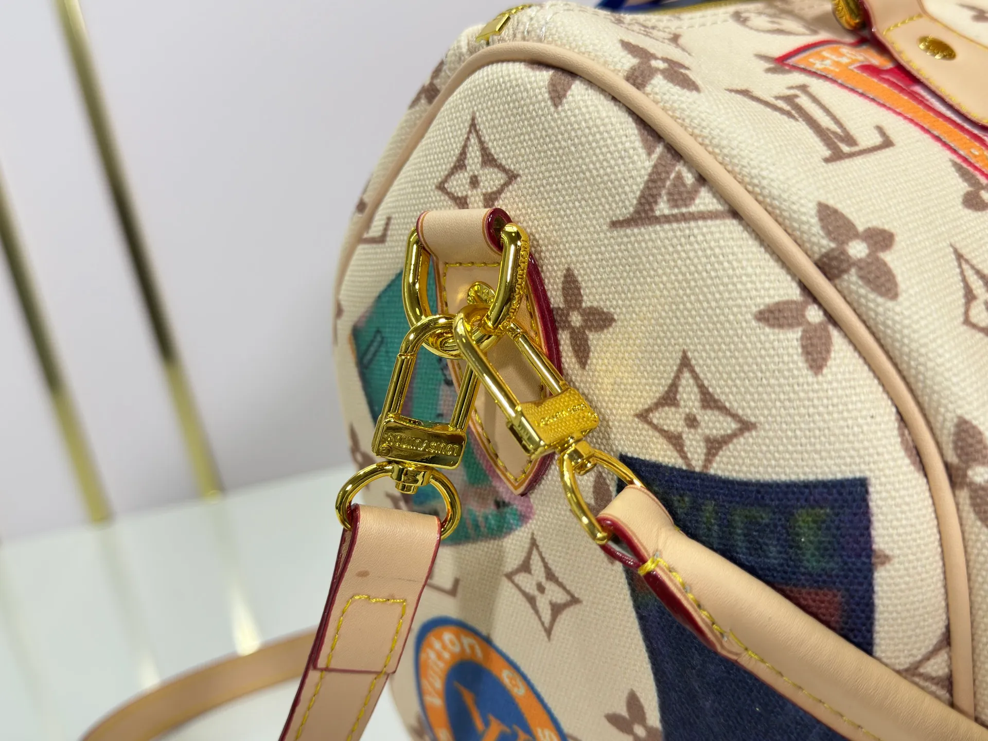 P300 upgraded original M14587 M40391 M14736 This Sedy Soft 30 handbag interprets the Monogram Dune with retro touches, with aircraft-shaped decoration and collage effect label, paying tribute to the design of the Gaston Louis Vuitton collection series. The long handle makes it easy to carry on the shoulder, making it a great travel companion. 30.0 x 21.0 x 17.0 cm (L x H x W) • Coated canvas • Cow leather trim • Metal hardware • Double zipper closure • Internal zippered pocket • Key holder • Patch name tag • Airplane style decoration • Holds 9" tablet, 6.7" smart phone, Ziy long wallet, keys, tissues, and sun • Shoulder strap: removable, non-adjustable • Strap half length: 24.0 cm • Handle: Double handle.