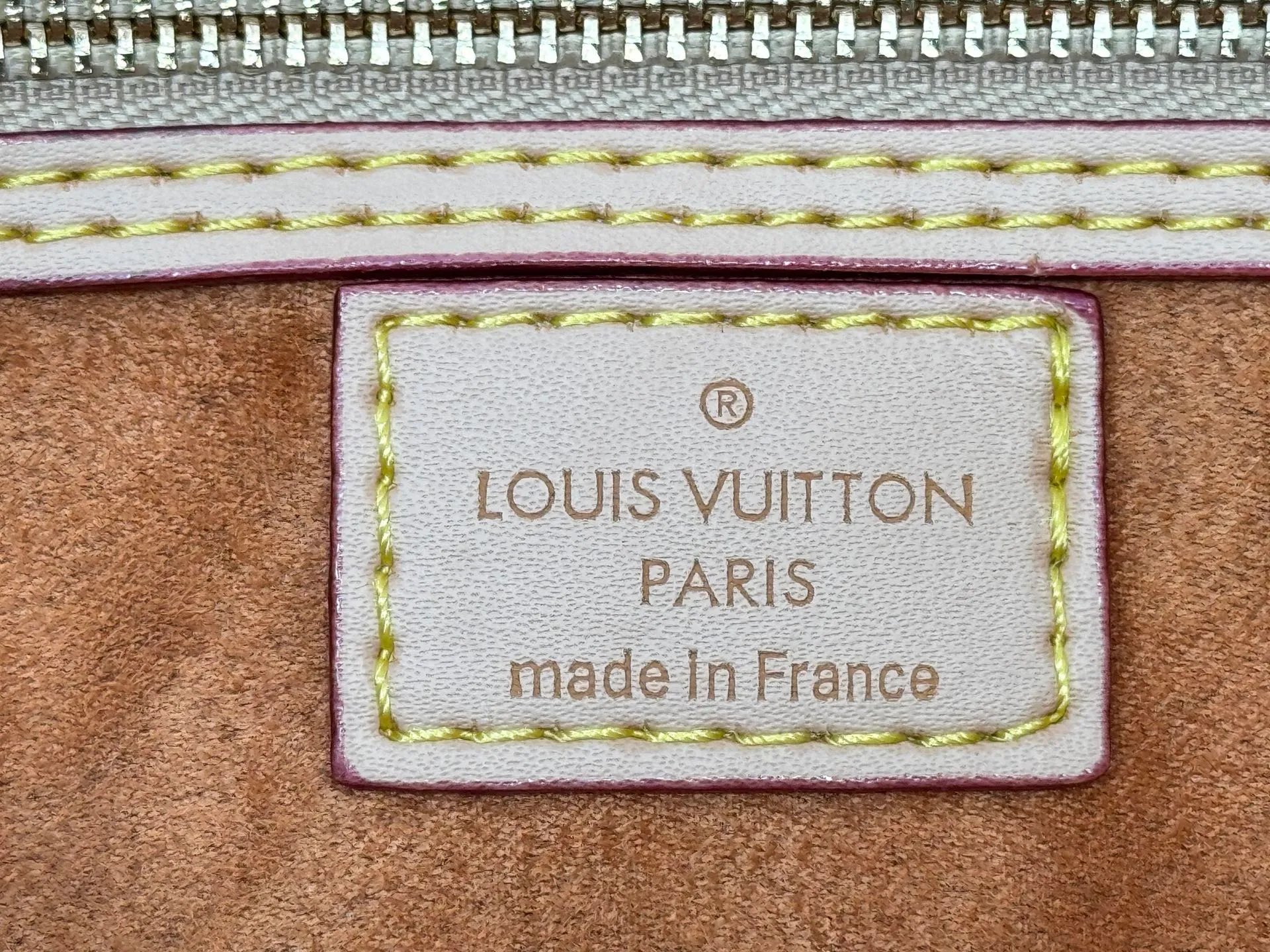 P300 upgraded original M14587 M40391 M14736 This Sedy Soft 30 handbag interprets the Monogram Dune with retro touches, with aircraft-shaped decoration and collage effect label, paying tribute to the design of the Gaston Louis Vuitton collection series. The long handle makes it easy to carry on the shoulder, making it a great travel companion. 30.0 x 21.0 x 17.0 cm (L x H x W) • Coated canvas • Cow leather trim • Metal hardware • Double zipper closure • Internal zippered pocket • Key holder • Patch name tag • Airplane style decoration • Holds 9" tablet, 6.7" smart phone, Ziy long wallet, keys, tissues, and sun • Shoulder strap: removable, non-adjustable • Strap half length: 24.0 cm • Handle: Double handle.