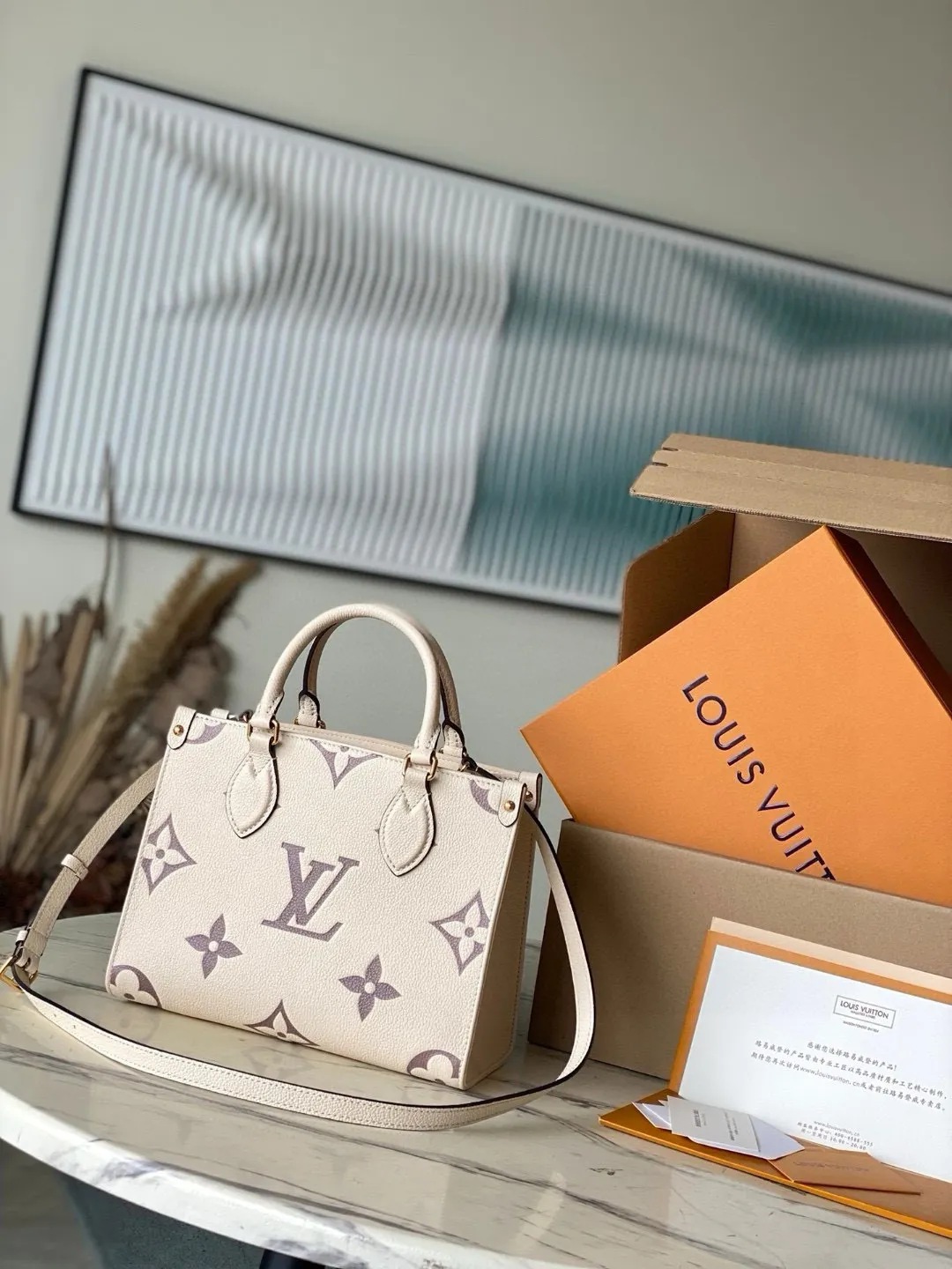 💰1040 (transcoding chip first-layer leather) top original order M45654 [ONTHEGO small handbag] Onthego small Tote bag draws inspiration from the classic Sac Plat handbag in 1968. It is made of Monogram Empreinte leather embossed with Giant Bicolor Monogram pattern to create a miniature version, which can store daily needs such as iPad Mini. Flexible handles and detachable shoulder strap enrich carrying options. Dimensions: 25 x 19 x 11.5 cm