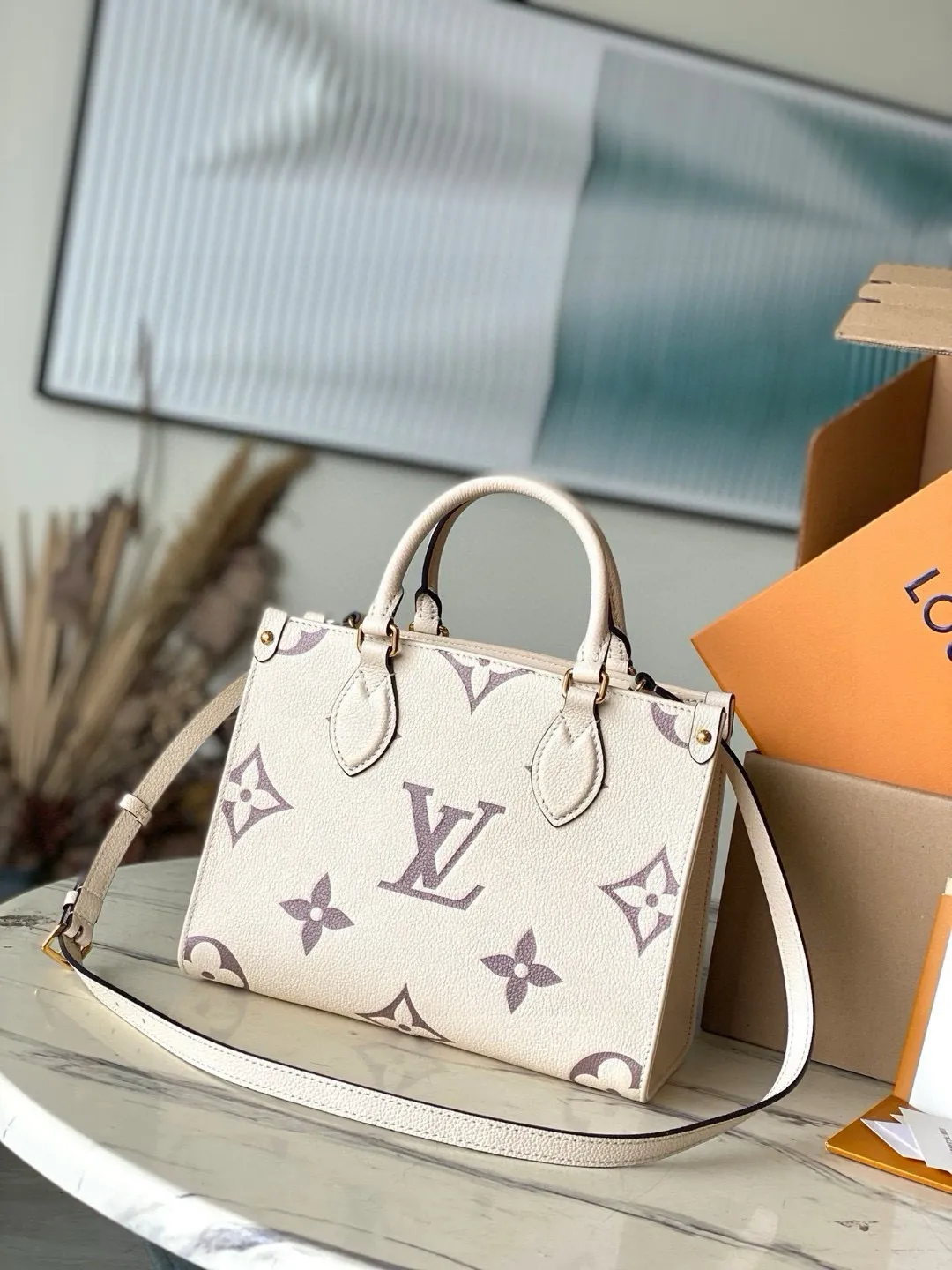 💰1040 (transcoding chip first-layer leather) top original order M45654 [ONTHEGO small handbag] Onthego small Tote bag draws inspiration from the classic Sac Plat handbag in 1968. It is made of Monogram Empreinte leather embossed with Giant Bicolor Monogram pattern to create a miniature version, which can store daily needs such as iPad Mini. Flexible handles and detachable shoulder strap enrich carrying options. Dimensions: 25 x 19 x 11.5 cm
