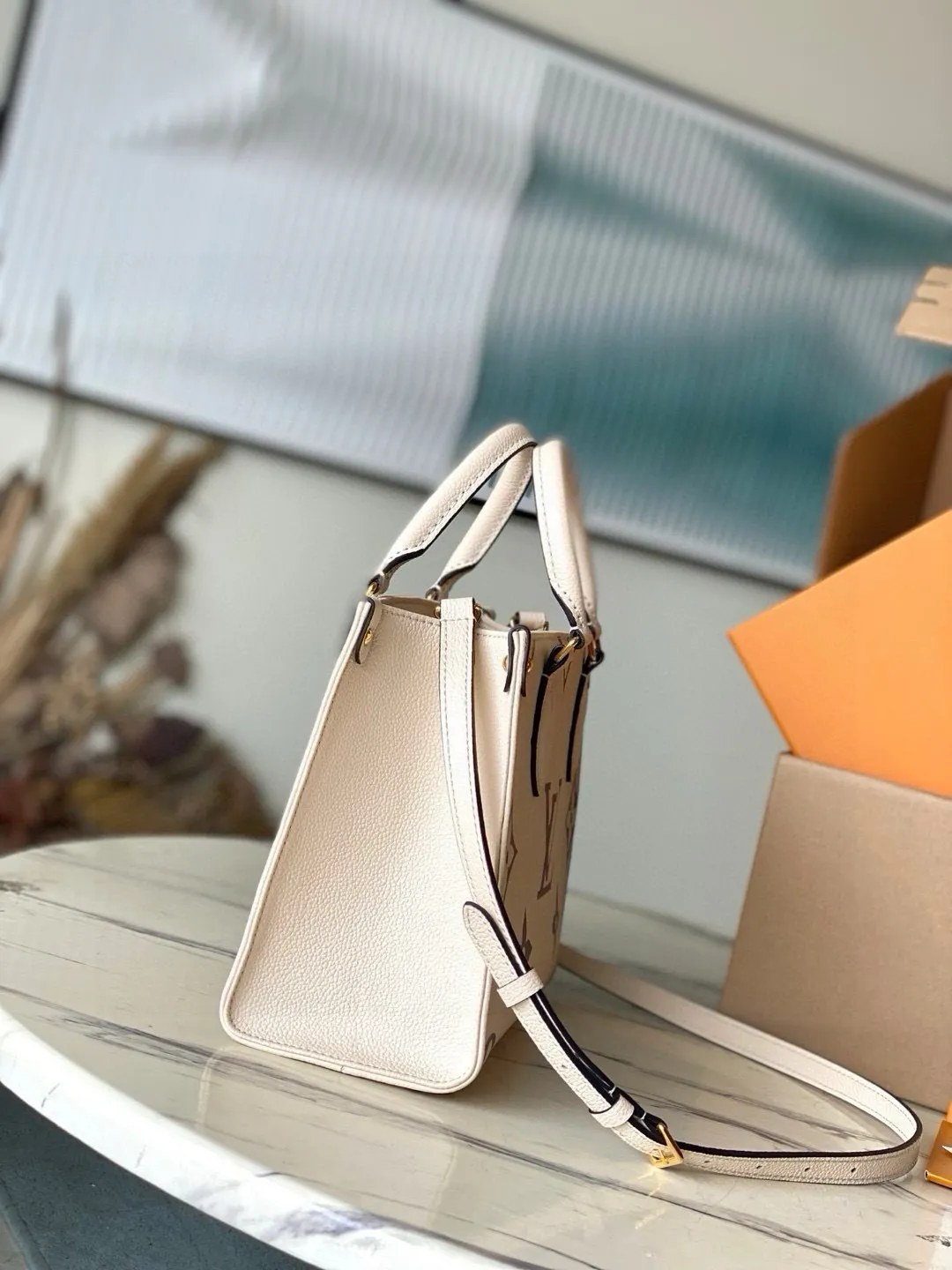 💰1040 (transcoding chip first-layer leather) top original order M45654 [ONTHEGO small handbag] Onthego small Tote bag draws inspiration from the classic Sac Plat handbag in 1968. It is made of Monogram Empreinte leather embossed with Giant Bicolor Monogram pattern to create a miniature version, which can store daily needs such as iPad Mini. Flexible handles and detachable shoulder strap enrich carrying options. Dimensions: 25 x 19 x 11.5 cm