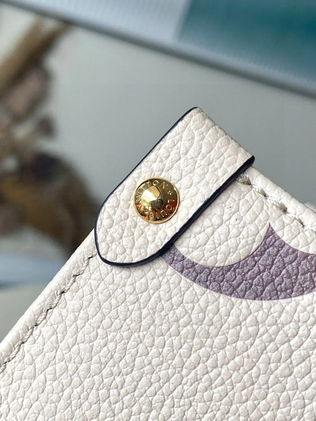 💰1040 (transcoding chip first-layer leather) top original order M45654 [ONTHEGO small handbag] Onthego small Tote bag draws inspiration from the classic Sac Plat handbag in 1968. It is made of Monogram Empreinte leather embossed with Giant Bicolor Monogram pattern to create a miniature version, which can store daily needs such as iPad Mini. Flexible handles and detachable shoulder strap enrich carrying options. Dimensions: 25 x 19 x 11.5 cm