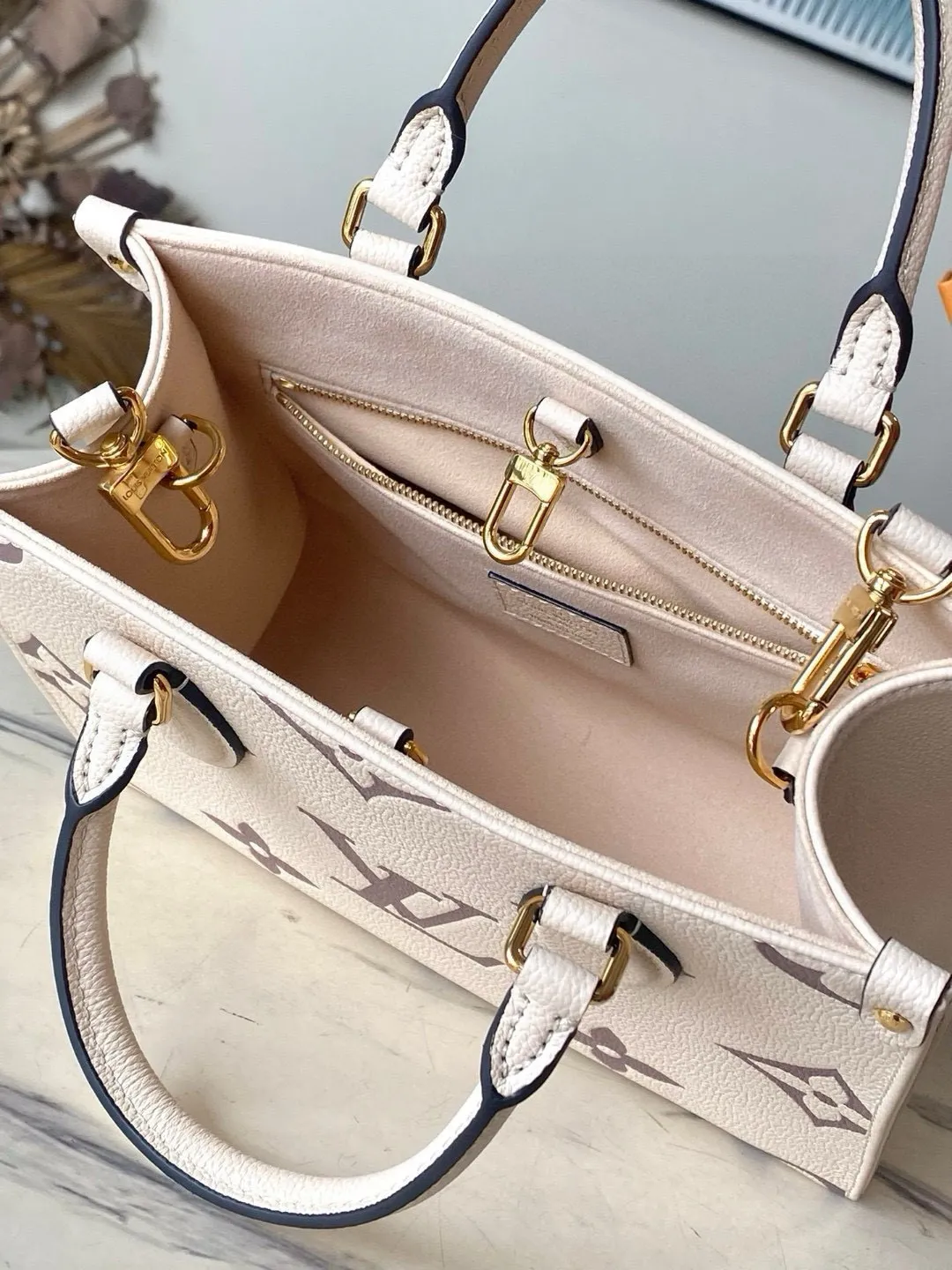 💰1040 (transcoding chip first-layer leather) top original order M45654 [ONTHEGO small handbag] Onthego small Tote bag draws inspiration from the classic Sac Plat handbag in 1968. It is made of Monogram Empreinte leather embossed with Giant Bicolor Monogram pattern to create a miniature version, which can store daily needs such as iPad Mini. Flexible handles and detachable shoulder strap enrich carrying options. Dimensions: 25 x 19 x 11.5 cm