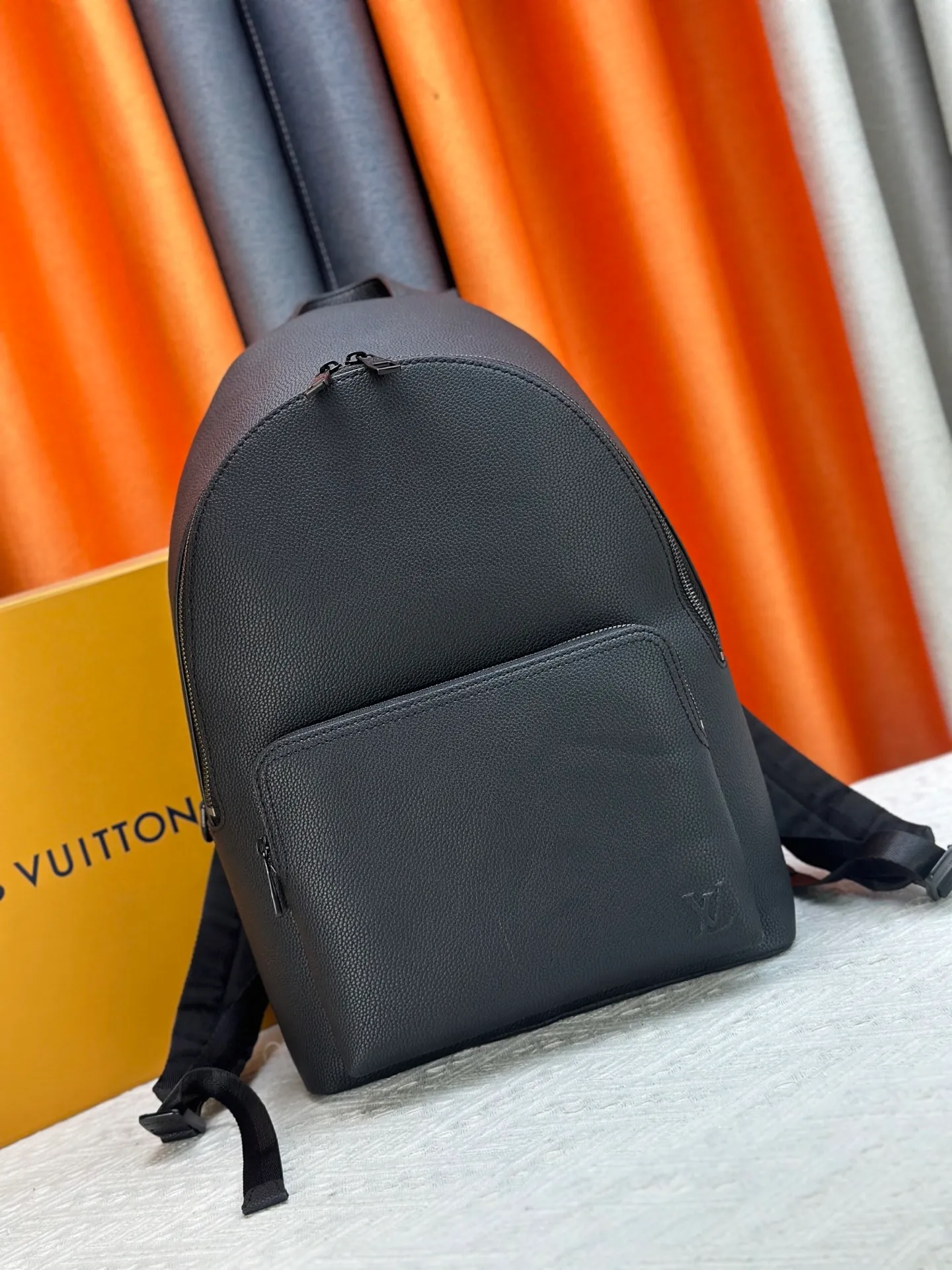 P380 M15259 The latest Discovery Work backpack is made of waxed cowhide leather and fabric lining to create a spacious shape, suitable for storing daily needs. Padded compartments and patch pockets can store a 14-inch laptop and cell phone respectively, and an exterior zipper pocket embossed with LV letters provides easy access. 42 x 19 x 32 cm (height x width x length)