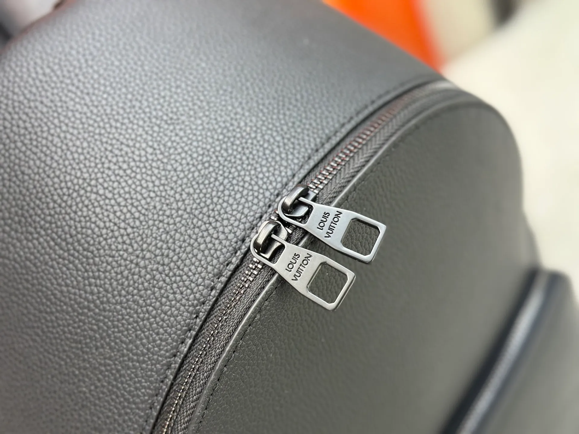 P380 M15259 The latest Discovery Work backpack is made of waxed cowhide leather and fabric lining to create a spacious shape, suitable for storing daily needs. Padded compartments and patch pockets can store a 14-inch laptop and cell phone respectively, and an exterior zipper pocket embossed with LV letters provides easy access. 42 x 19 x 32 cm (height x width x length)
