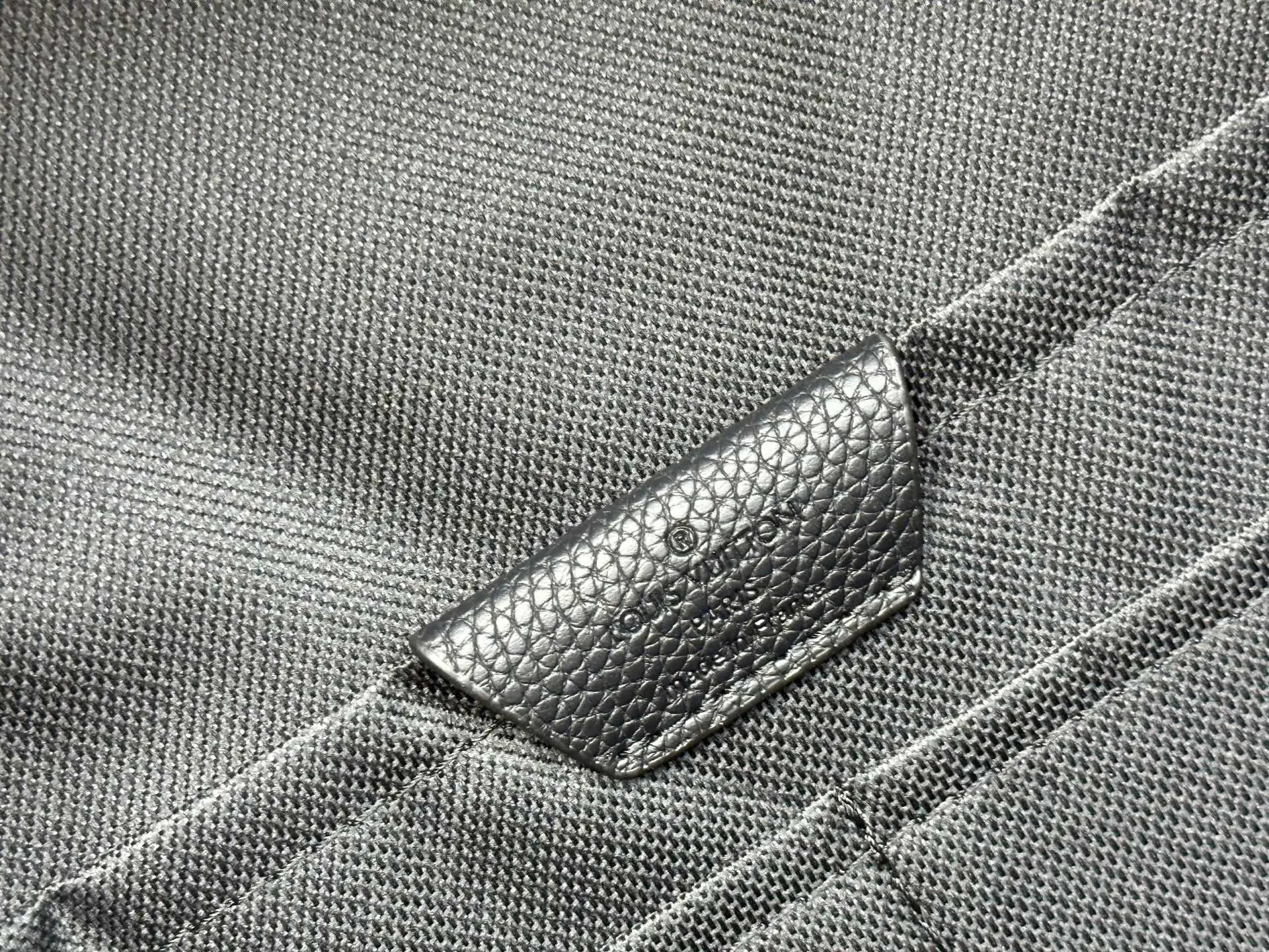 P380 M15259 The latest Discovery Work backpack is made of waxed cowhide leather and fabric lining to create a spacious shape, suitable for storing daily needs. Padded compartments and patch pockets can store a 14-inch laptop and cell phone respectively, and an exterior zipper pocket embossed with LV letters provides easy access. 42 x 19 x 32 cm (height x width x length)