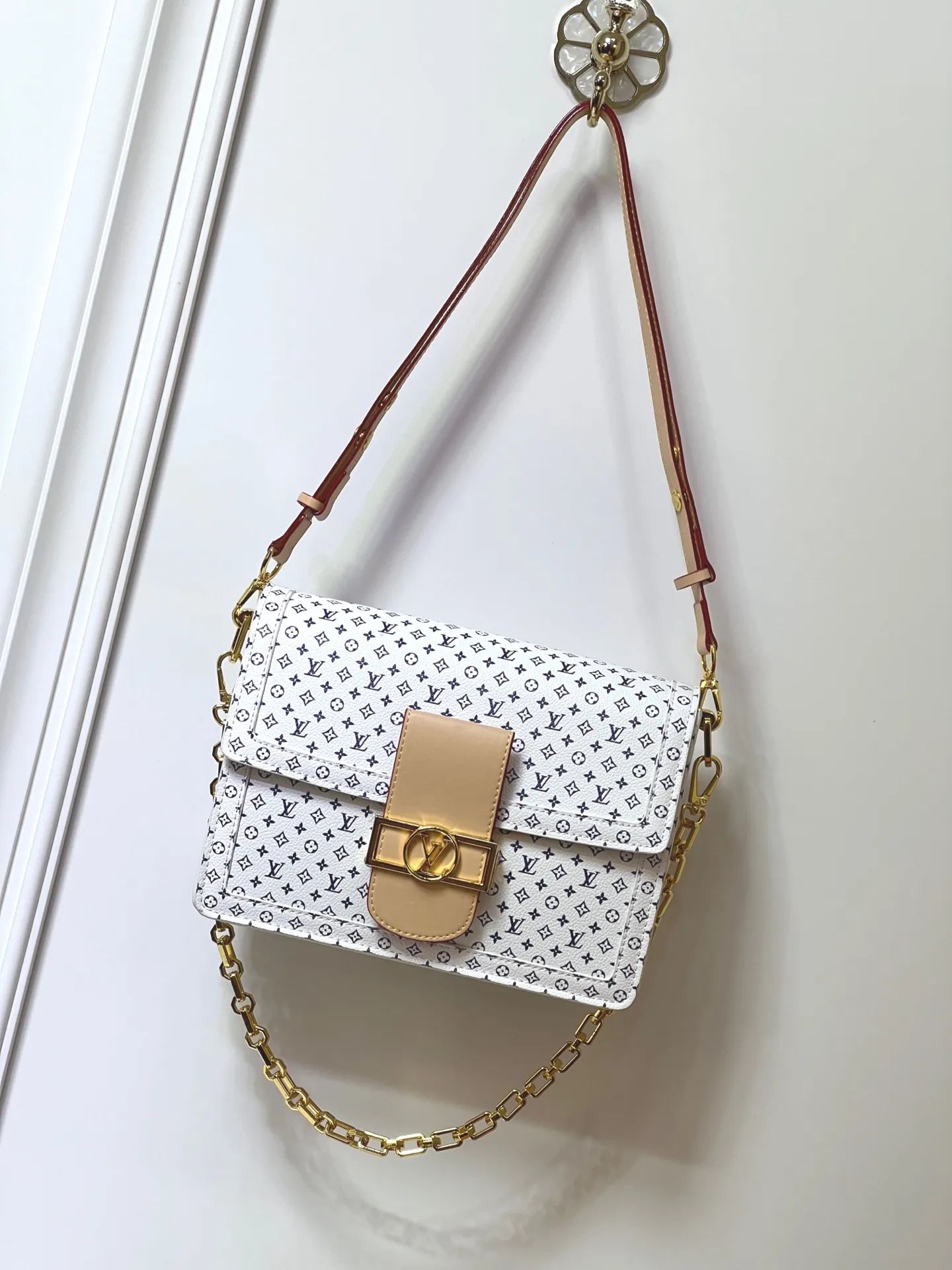 Batch 360💰【M13255 White Flower】M47149 This Dauphine Soft GM handbag is designed with timeless Louis Vuitton elements and made of soft coated canvas, showing casual daily style. The handbag is embellished with the rainbow-toned Monogram pattern reinterpreted by the world-renowned Japanese artist Takashi Murakami, which is full of playfulness. It is trimmed with natural cowhide to outline the iconic bag, and is equipped with a golden LV lock on the front, adding to the brand's unique atmosphere. The interior of the bag is equipped with a zippered pocket, making it extremely practical. 28 x 20 x 11 cm (length x height x width)