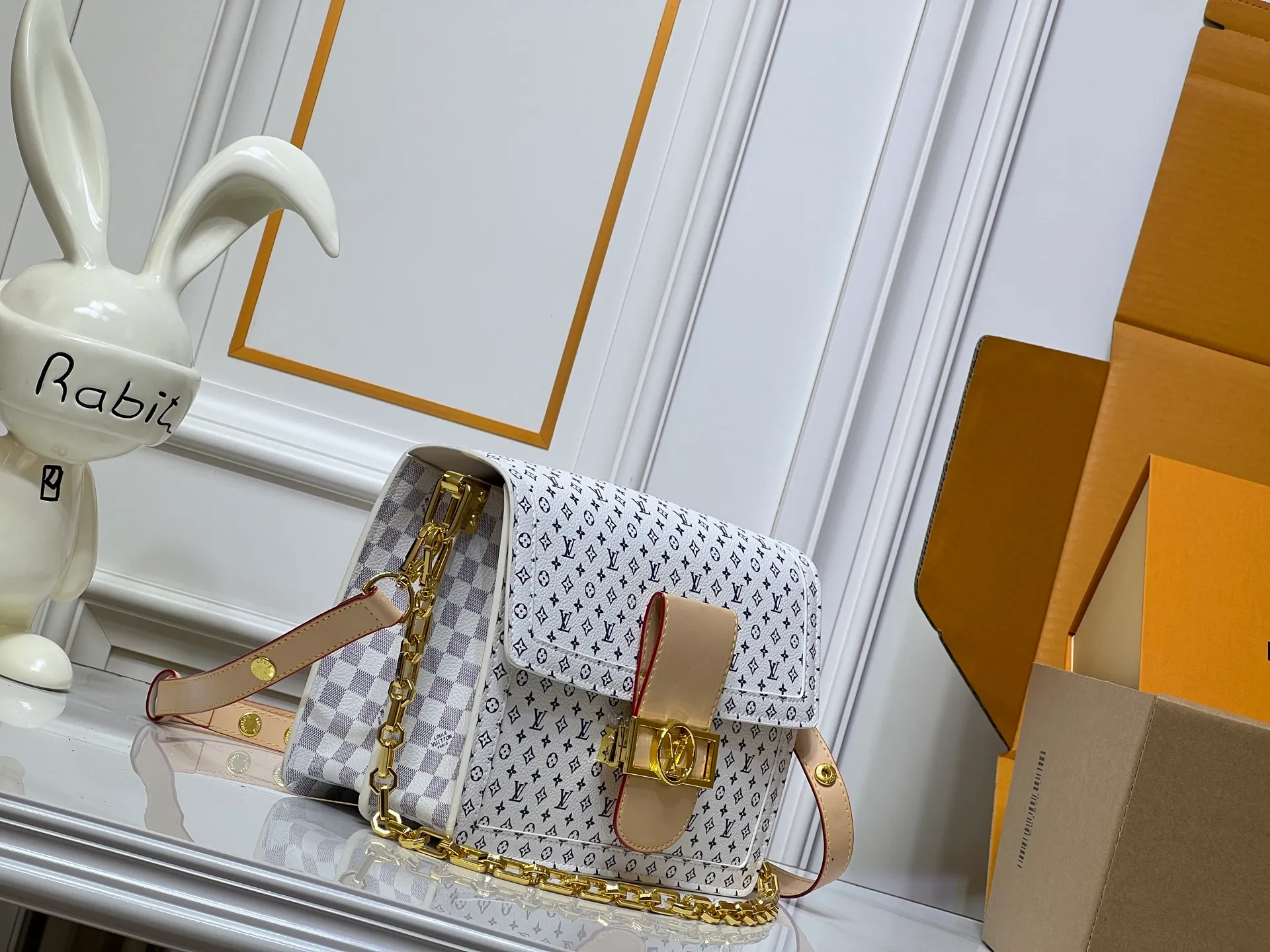 Batch 360💰【M13255 White Flower】M47149 This Dauphine Soft GM handbag is designed with timeless Louis Vuitton elements and made of soft coated canvas, showing casual daily style. The handbag is embellished with the rainbow-toned Monogram pattern reinterpreted by the world-renowned Japanese artist Takashi Murakami, which is full of playfulness. It is trimmed with natural cowhide to outline the iconic bag, and is equipped with a golden LV lock on the front, adding to the brand's unique atmosphere. The interior of the bag is equipped with a zippered pocket, making it extremely practical. 28 x 20 x 11 cm (length x height x width)