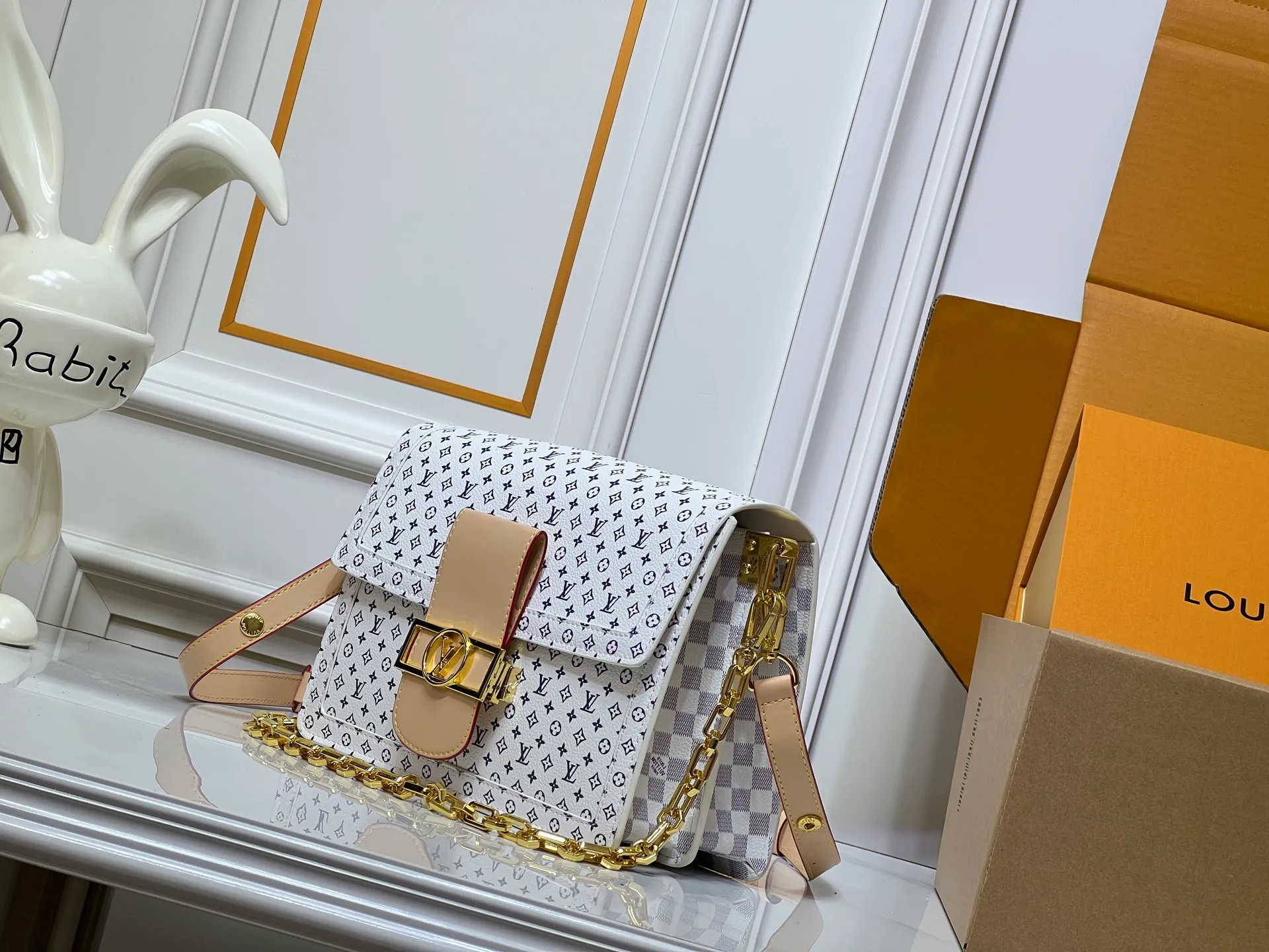 Batch 360💰【M13255 White Flower】M47149 This Dauphine Soft GM handbag is designed with timeless Louis Vuitton elements and made of soft coated canvas, showing casual daily style. The handbag is embellished with the rainbow-toned Monogram pattern reinterpreted by the world-renowned Japanese artist Takashi Murakami, which is full of playfulness. It is trimmed with natural cowhide to outline the iconic bag, and is equipped with a golden LV lock on the front, adding to the brand's unique atmosphere. The interior of the bag is equipped with a zippered pocket, making it extremely practical. 28 x 20 x 11 cm (length x height x width)