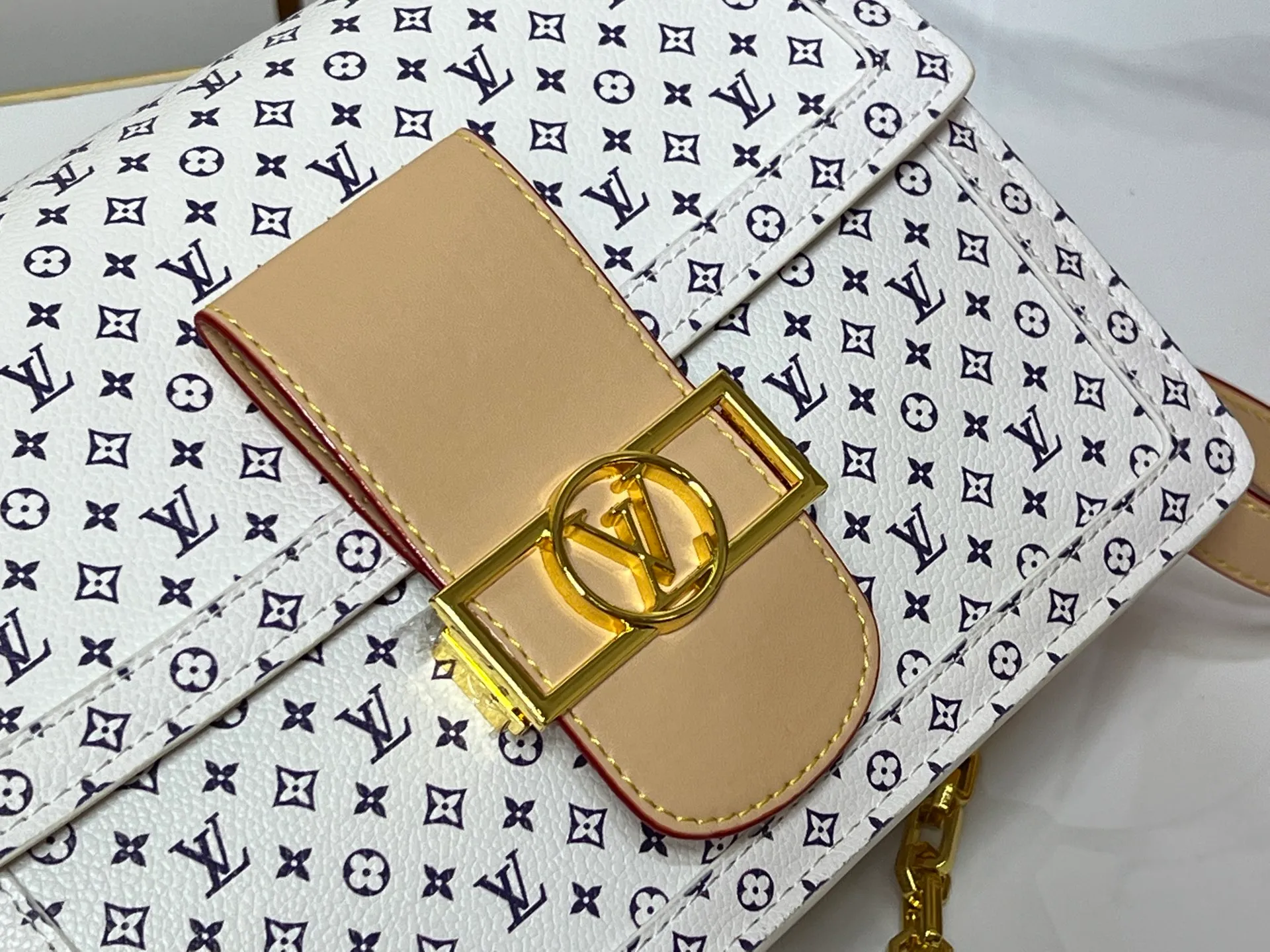 Batch 360💰【M13255 White Flower】M47149 This Dauphine Soft GM handbag is designed with timeless Louis Vuitton elements and made of soft coated canvas, showing casual daily style. The handbag is embellished with the rainbow-toned Monogram pattern reinterpreted by the world-renowned Japanese artist Takashi Murakami, which is full of playfulness. It is trimmed with natural cowhide to outline the iconic bag, and is equipped with a golden LV lock on the front, adding to the brand's unique atmosphere. The interior of the bag is equipped with a zippered pocket, making it extremely practical. 28 x 20 x 11 cm (length x height x width)