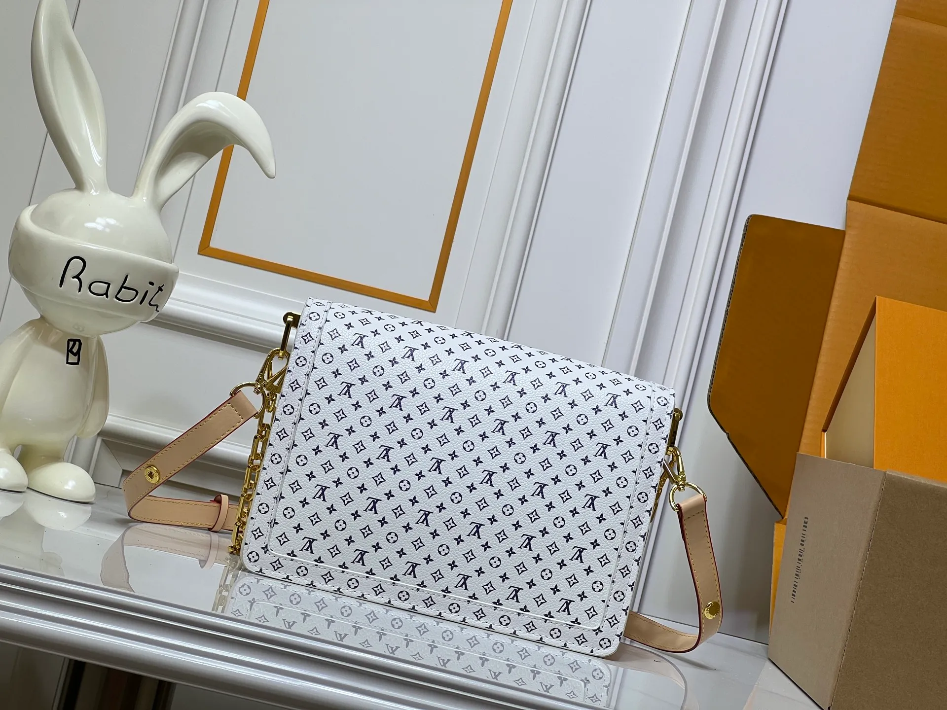 Batch 360💰【M13255 White Flower】M47149 This Dauphine Soft GM handbag is designed with timeless Louis Vuitton elements and made of soft coated canvas, showing casual daily style. The handbag is embellished with the rainbow-toned Monogram pattern reinterpreted by the world-renowned Japanese artist Takashi Murakami, which is full of playfulness. It is trimmed with natural cowhide to outline the iconic bag, and is equipped with a golden LV lock on the front, adding to the brand's unique atmosphere. The interior of the bag is equipped with a zippered pocket, making it extremely practical. 28 x 20 x 11 cm (length x height x width)