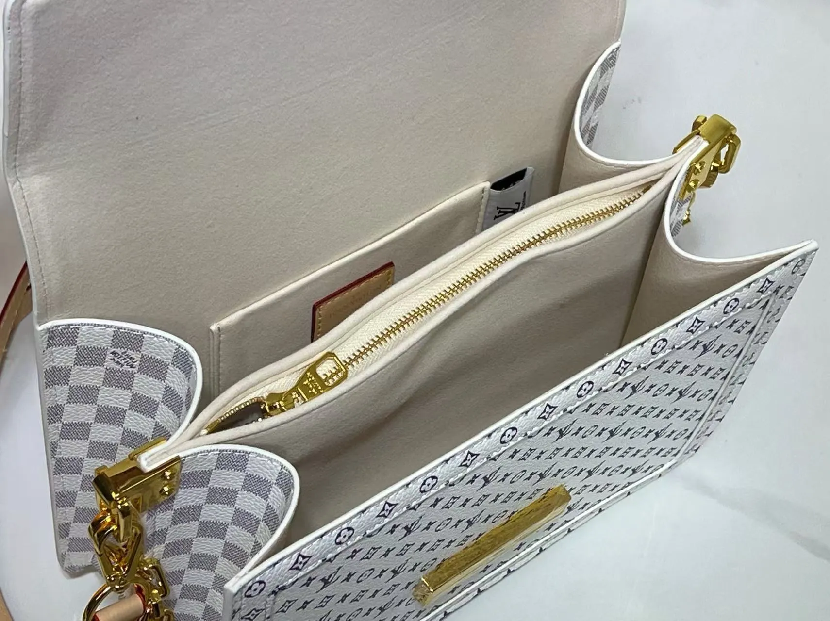 Batch 360💰【M13255 White Flower】M47149 This Dauphine Soft GM handbag is designed with timeless Louis Vuitton elements and made of soft coated canvas, showing casual daily style. The handbag is embellished with the rainbow-toned Monogram pattern reinterpreted by the world-renowned Japanese artist Takashi Murakami, which is full of playfulness. It is trimmed with natural cowhide to outline the iconic bag, and is equipped with a golden LV lock on the front, adding to the brand's unique atmosphere. The interior of the bag is equipped with a zippered pocket, making it extremely practical. 28 x 20 x 11 cm (length x height x width)