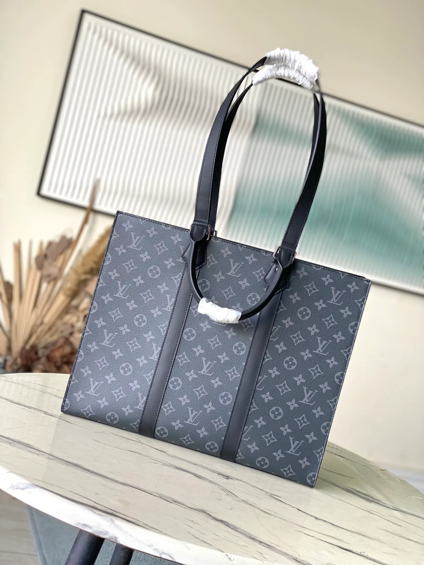 💰980 Top Original Order M47059 This Sac Plat 24H tote bag is made of Monogram embossed Taurllon cow leather. It has a wide interior space with pockets and zippered inner pockets, which can safely store valuables. The short handle makes it easy to carry, while the long handle makes it easy to carry on the shoulder. Dimensions: 41 × 33 × 14 cm