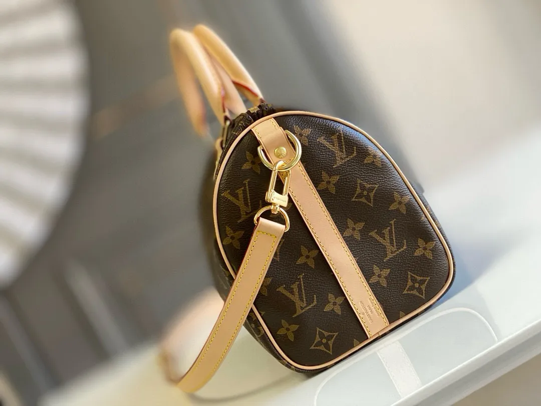 💰760 Top original order M41113 SPEEDY 25 handbag (with shoulder strap) The Speedy 25 handbag is an ideal urban handbag. Iconic shape and classic Monogram canvas, combined with multiple carrying options and luxurious natural cowhide leather trim give the bag a fashion-forward feel. Detailed Features 25 x 19 x 15 cm (Length x Height x Width) Shiny gold-tone hardware and padlock Lockable double zipper closure Internal pocket D-ring for keys and accessories Soft fabric lining Shoulder strap: removable, adjustable Strap half-length: 46.5 cm Half-length strap adjustable to: 55.0 cm Handle: double handle
