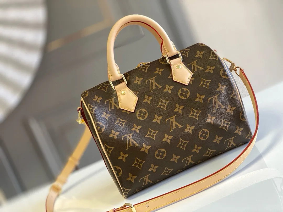 💰760 Top original order M41113 SPEEDY 25 handbag (with shoulder strap) The Speedy 25 handbag is an ideal urban handbag. Iconic shape and classic Monogram canvas, combined with multiple carrying options and luxurious natural cowhide leather trim give the bag a fashion-forward feel. Detailed Features 25 x 19 x 15 cm (Length x Height x Width) Shiny gold-tone hardware and padlock Lockable double zipper closure Internal pocket D-ring for keys and accessories Soft fabric lining Shoulder strap: removable, adjustable Strap half-length: 46.5 cm Half-length strap adjustable to: 55.0 cm Handle: double handle