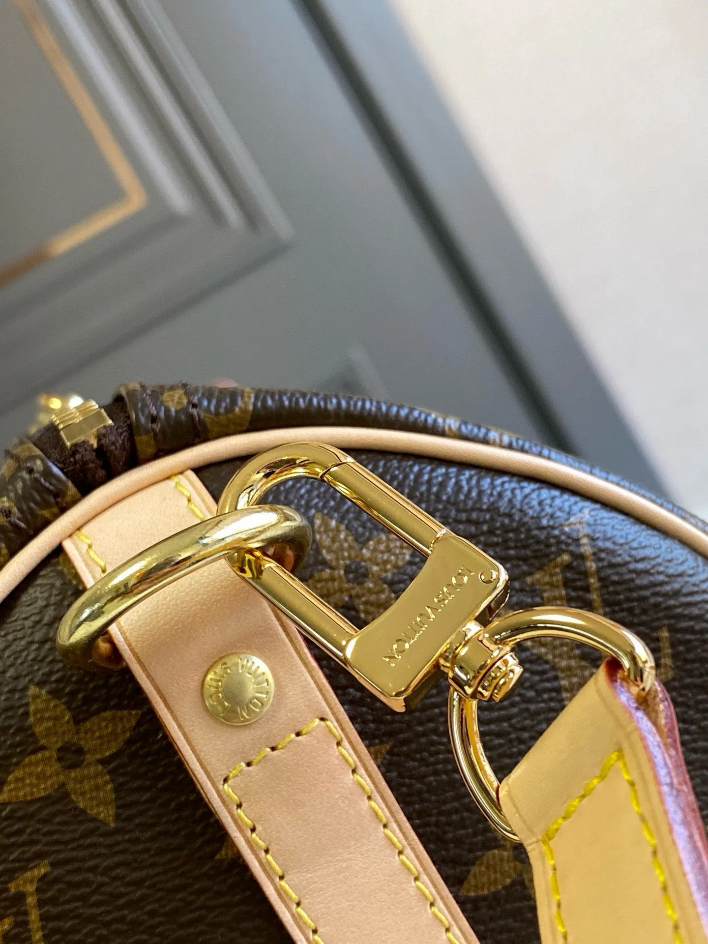 💰760 Top original order M41113 SPEEDY 25 handbag (with shoulder strap) The Speedy 25 handbag is an ideal urban handbag. Iconic shape and classic Monogram canvas, combined with multiple carrying options and luxurious natural cowhide leather trim give the bag a fashion-forward feel. Detailed Features 25 x 19 x 15 cm (Length x Height x Width) Shiny gold-tone hardware and padlock Lockable double zipper closure Internal pocket D-ring for keys and accessories Soft fabric lining Shoulder strap: removable, adjustable Strap half-length: 46.5 cm Half-length strap adjustable to: 55.0 cm Handle: double handle