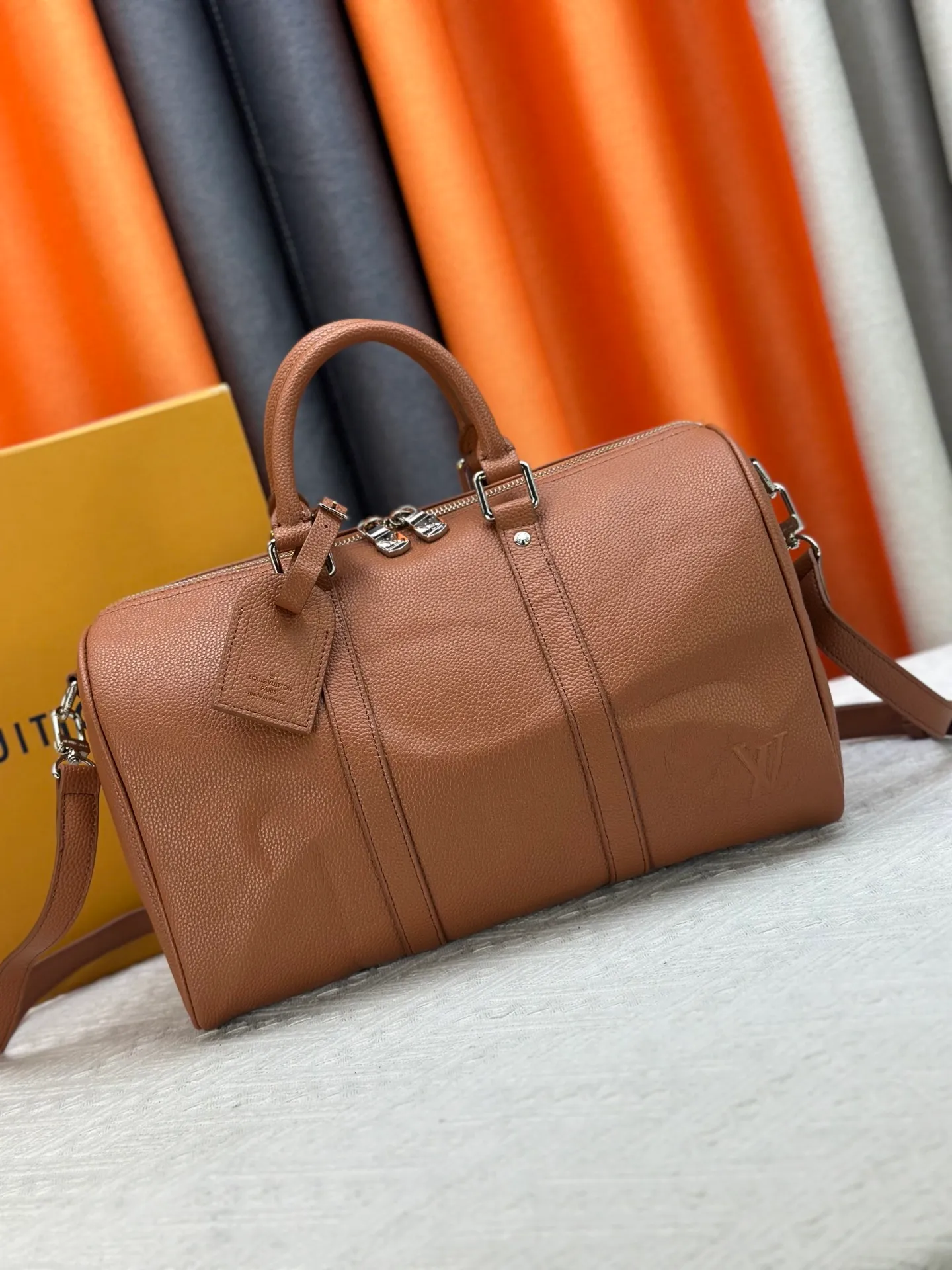 P260 M15249 M25980 M46655 M22765 Pebbled Keepall Bandoulière 35 Handbag This practical and versatile Keepall Bandoulière 35 bag is made of pebbled calfskin, which is famous for its durable and soft grain texture. It is lined with tonal textile lining and has a spacious capacity that can easily store daily necessities. Design emblazoned with the iconic LV Initials logo from the LV Aerogram collection Dimensions: 35 x 21 x 16 cm (length x height x width)