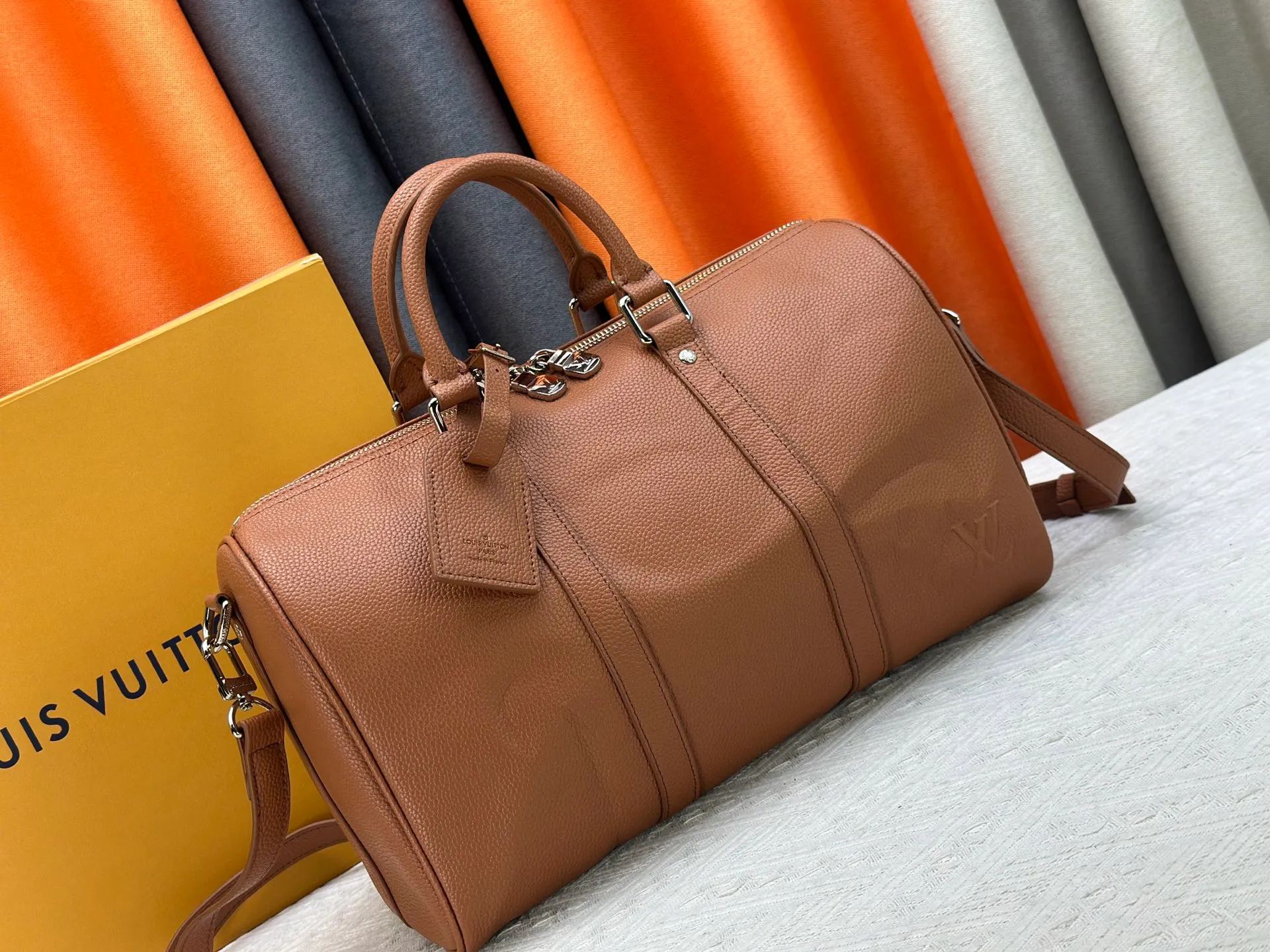 P260 M15249 M25980 M46655 M22765 Pebbled Keepall Bandoulière 35 Handbag This practical and versatile Keepall Bandoulière 35 bag is made of pebbled calfskin, which is famous for its durable and soft grain texture. It is lined with tonal textile lining and has a spacious capacity that can easily store daily necessities. Design emblazoned with the iconic LV Initials logo from the LV Aerogram collection Dimensions: 35 x 21 x 16 cm (length x height x width)