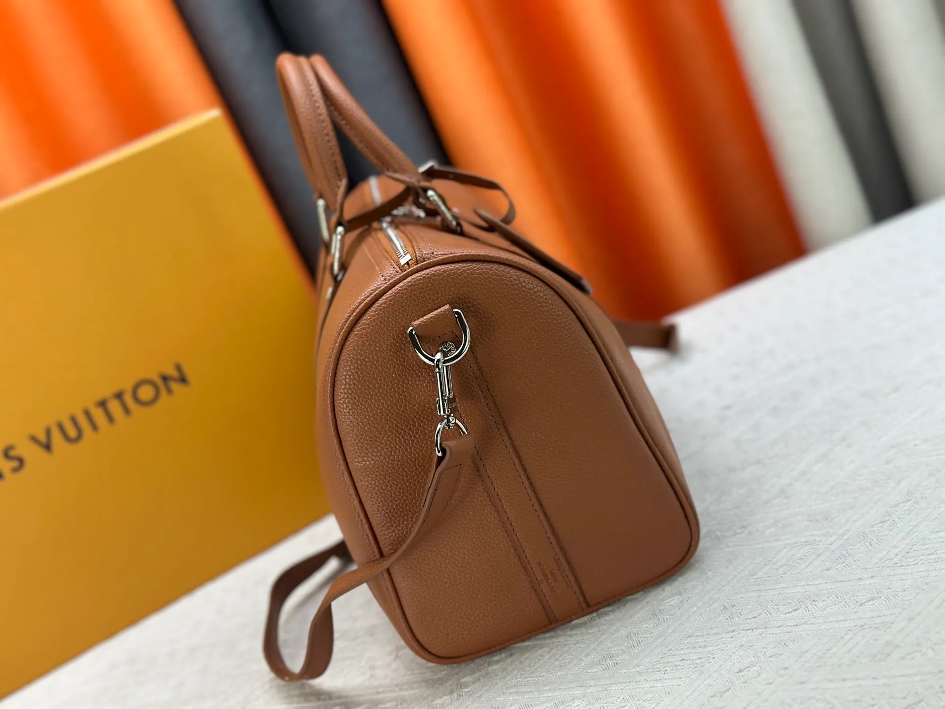 P260 M15249 M25980 M46655 M22765 Pebbled Keepall Bandoulière 35 Handbag This practical and versatile Keepall Bandoulière 35 bag is made of pebbled calfskin, which is famous for its durable and soft grain texture. It is lined with tonal textile lining and has a spacious capacity that can easily store daily necessities. Design emblazoned with the iconic LV Initials logo from the LV Aerogram collection Dimensions: 35 x 21 x 16 cm (length x height x width)