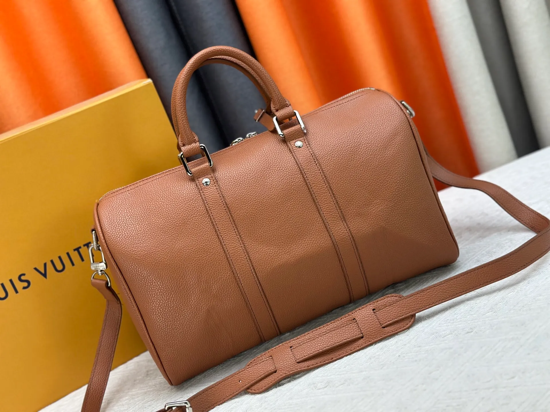 P260 M15249 M25980 M46655 M22765 Pebbled Keepall Bandoulière 35 Handbag This practical and versatile Keepall Bandoulière 35 bag is made of pebbled calfskin, which is famous for its durable and soft grain texture. It is lined with tonal textile lining and has a spacious capacity that can easily store daily necessities. Design emblazoned with the iconic LV Initials logo from the LV Aerogram collection Dimensions: 35 x 21 x 16 cm (length x height x width)