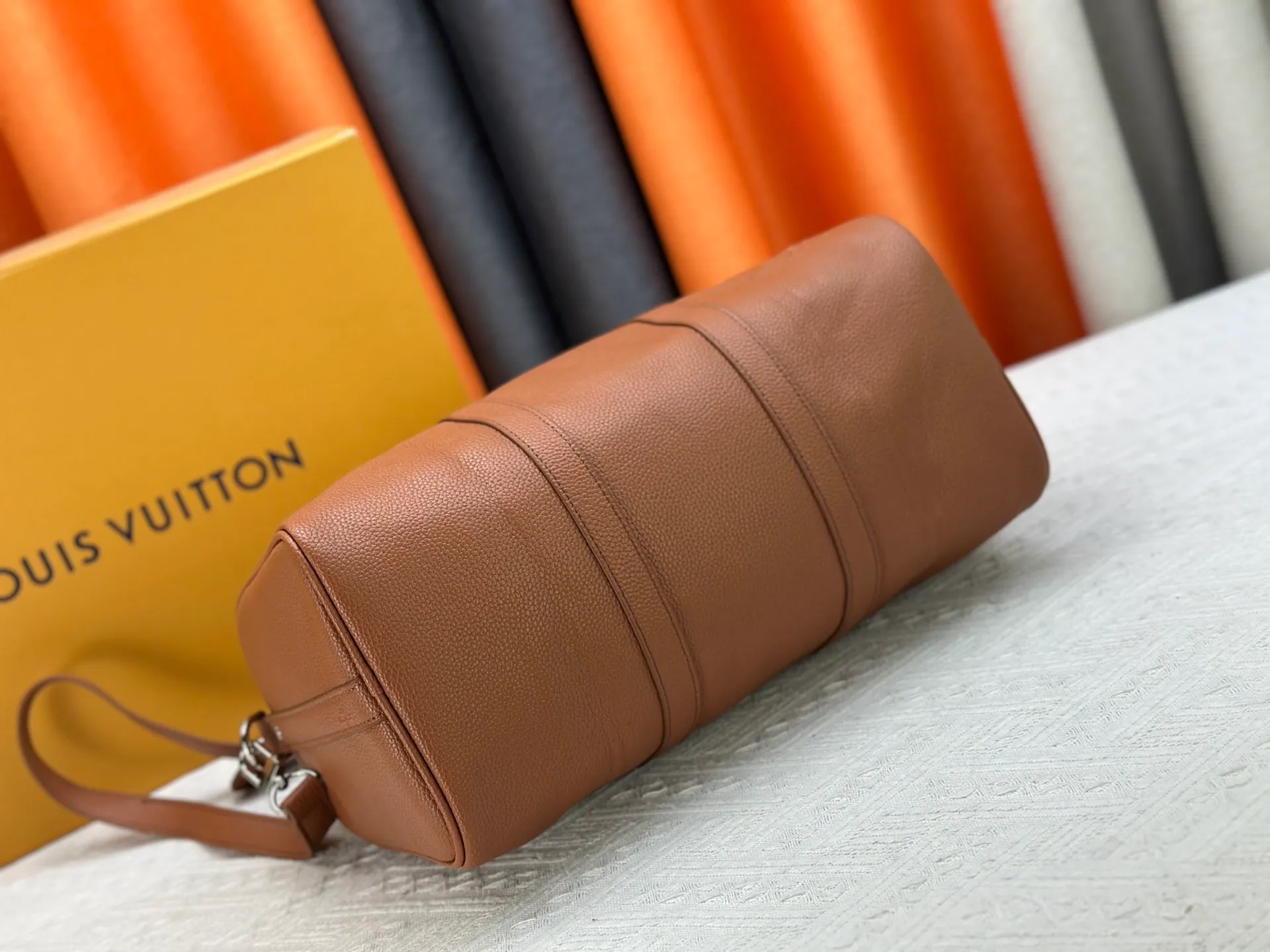 P260 M15249 M25980 M46655 M22765 Pebbled Keepall Bandoulière 35 Handbag This practical and versatile Keepall Bandoulière 35 bag is made of pebbled calfskin, which is famous for its durable and soft grain texture. It is lined with tonal textile lining and has a spacious capacity that can easily store daily necessities. Design emblazoned with the iconic LV Initials logo from the LV Aerogram collection Dimensions: 35 x 21 x 16 cm (length x height x width)