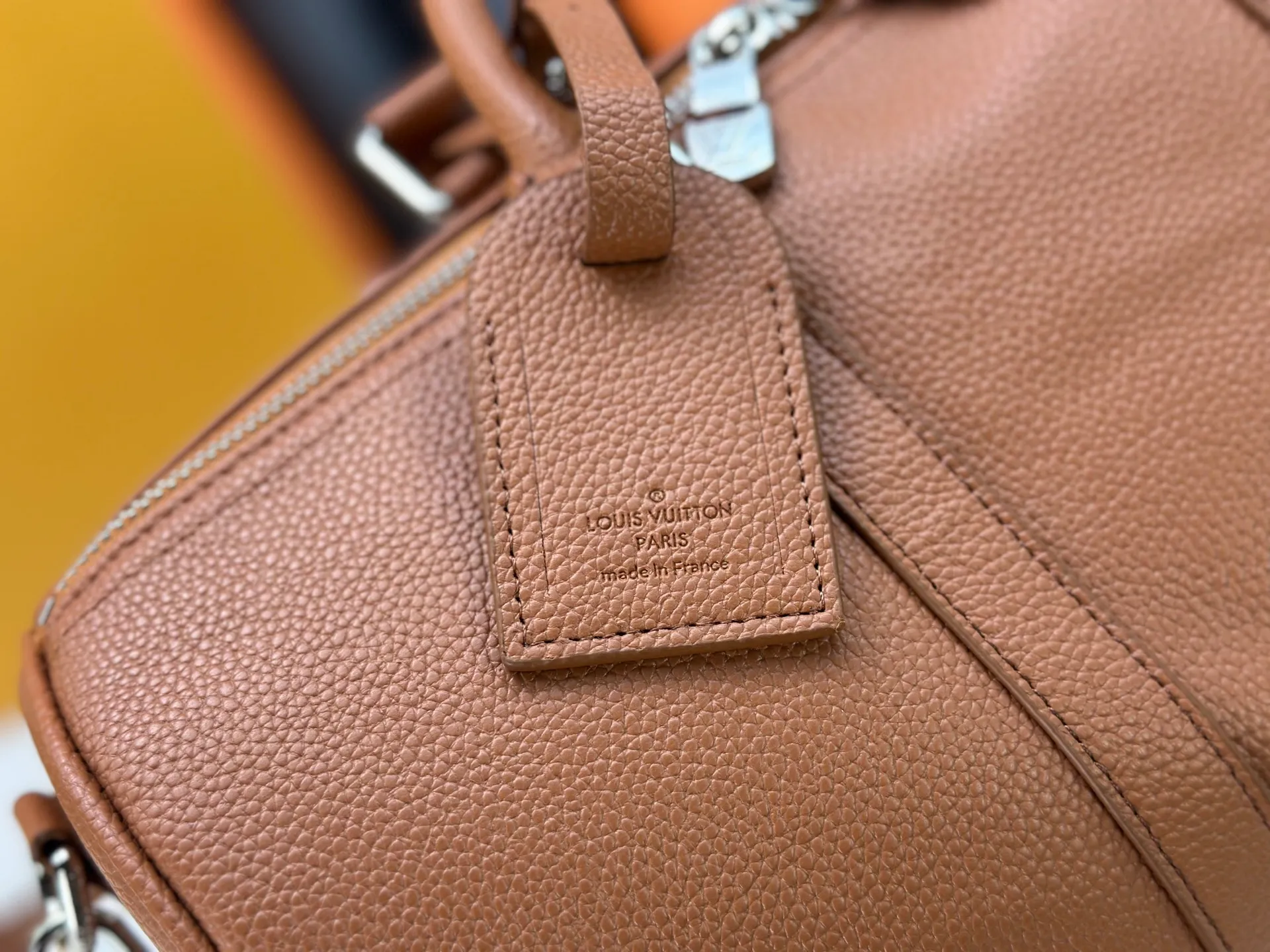 P260 M15249 M25980 M46655 M22765 Pebbled Keepall Bandoulière 35 Handbag This practical and versatile Keepall Bandoulière 35 bag is made of pebbled calfskin, which is famous for its durable and soft grain texture. It is lined with tonal textile lining and has a spacious capacity that can easily store daily necessities. Design emblazoned with the iconic LV Initials logo from the LV Aerogram collection Dimensions: 35 x 21 x 16 cm (length x height x width)