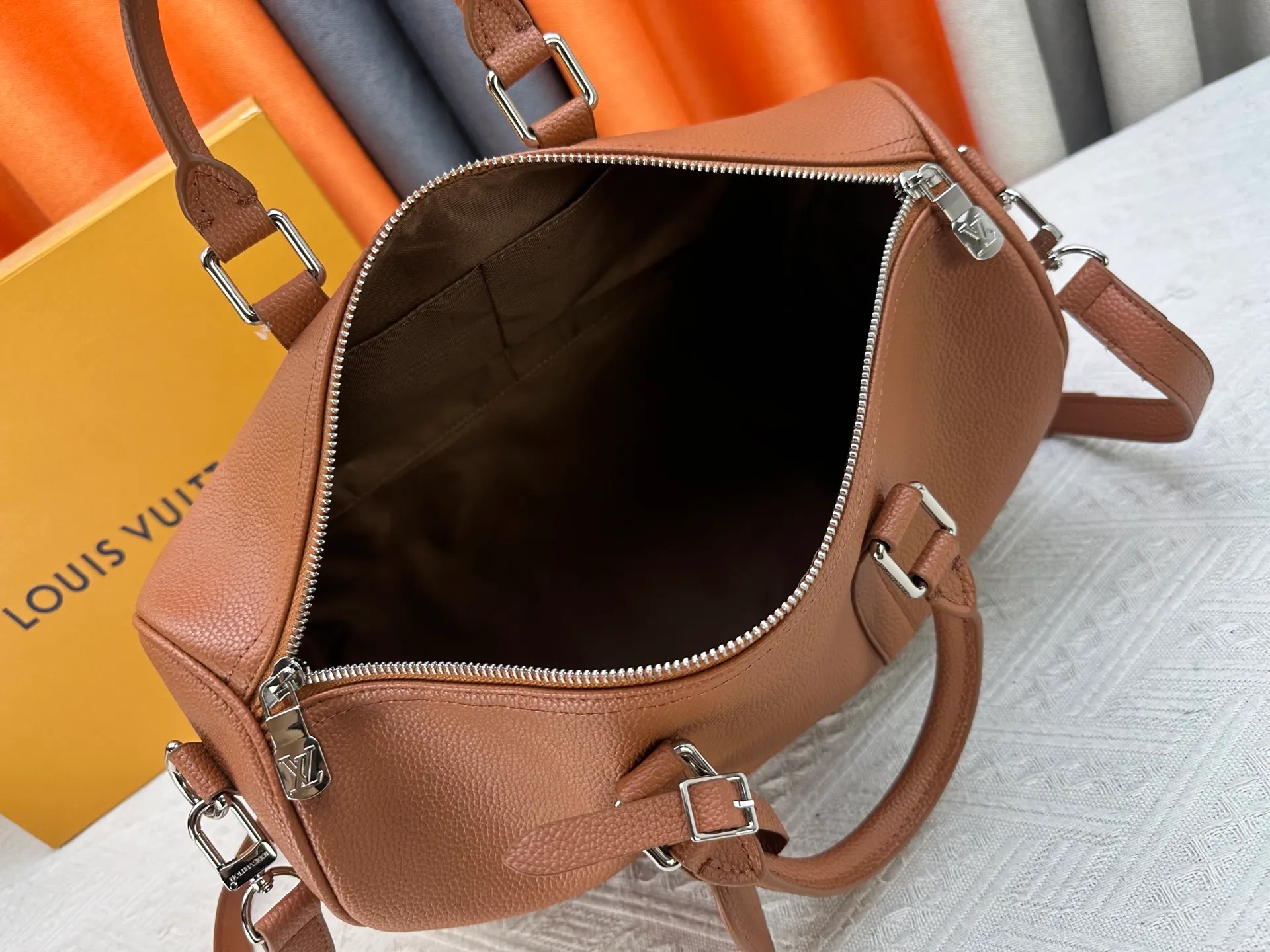 P260 M15249 M25980 M46655 M22765 Pebbled Keepall Bandoulière 35 Handbag This practical and versatile Keepall Bandoulière 35 bag is made of pebbled calfskin, which is famous for its durable and soft grain texture. It is lined with tonal textile lining and has a spacious capacity that can easily store daily necessities. Design emblazoned with the iconic LV Initials logo from the LV Aerogram collection Dimensions: 35 x 21 x 16 cm (length x height x width)