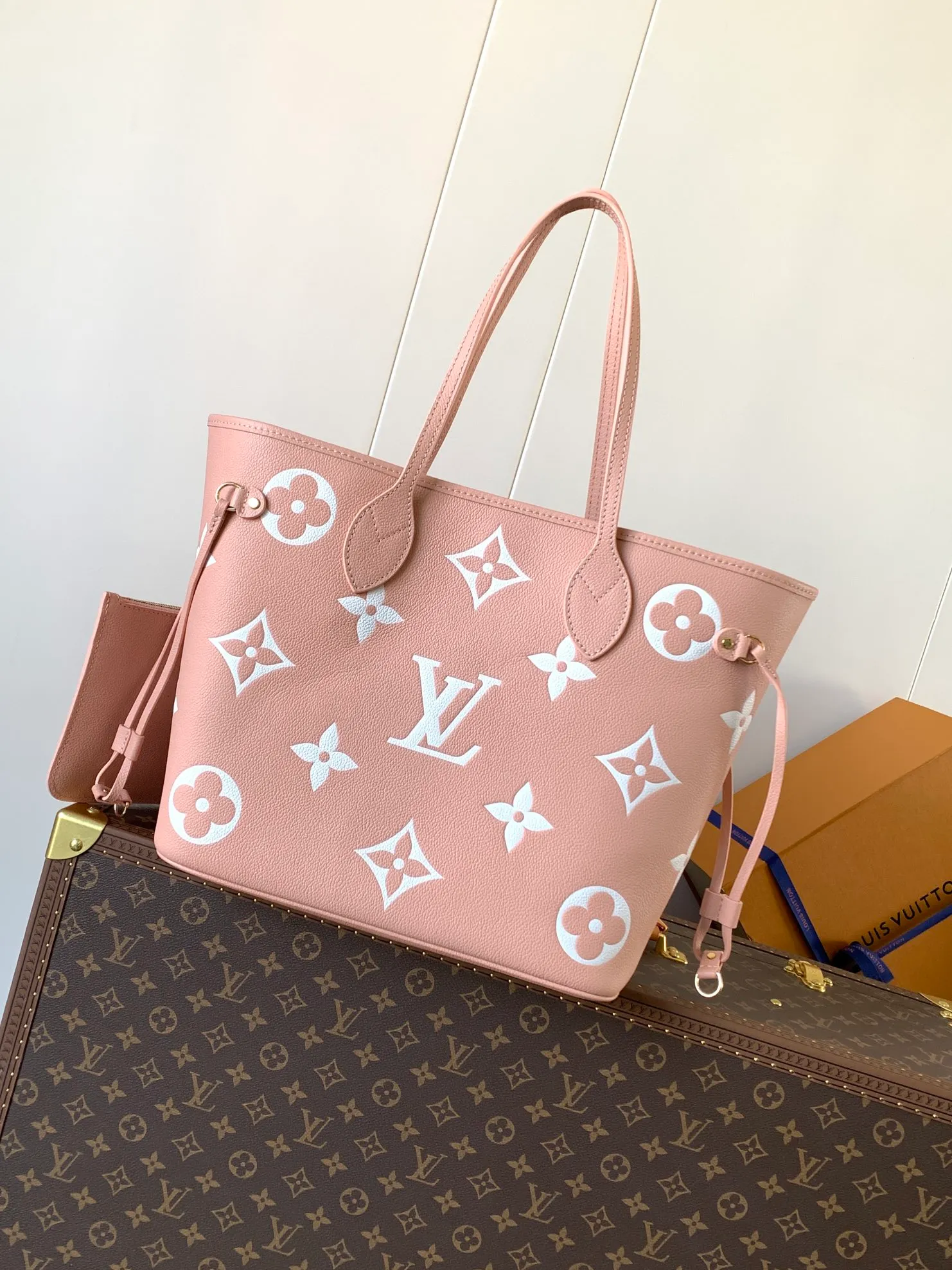💰1180 (top layer leather) top original order, M47143 blue, M46482 haze blue, M46599 maroon, M45685 black, M45684 off-white, M45686 gray, M46516 vanilla, M46514 blue gradient, M46329 nude pink, M45686 apricot print, M46135 brown, Neverfull medium shopping bag! Redesigned interior pockets feature fresh fabric linings and vintage details inspired by the archives, most notably the detachable zippered clutch, which can be used on its own as a sophisticated clutch or as an additional pocket. 32x29x17cm