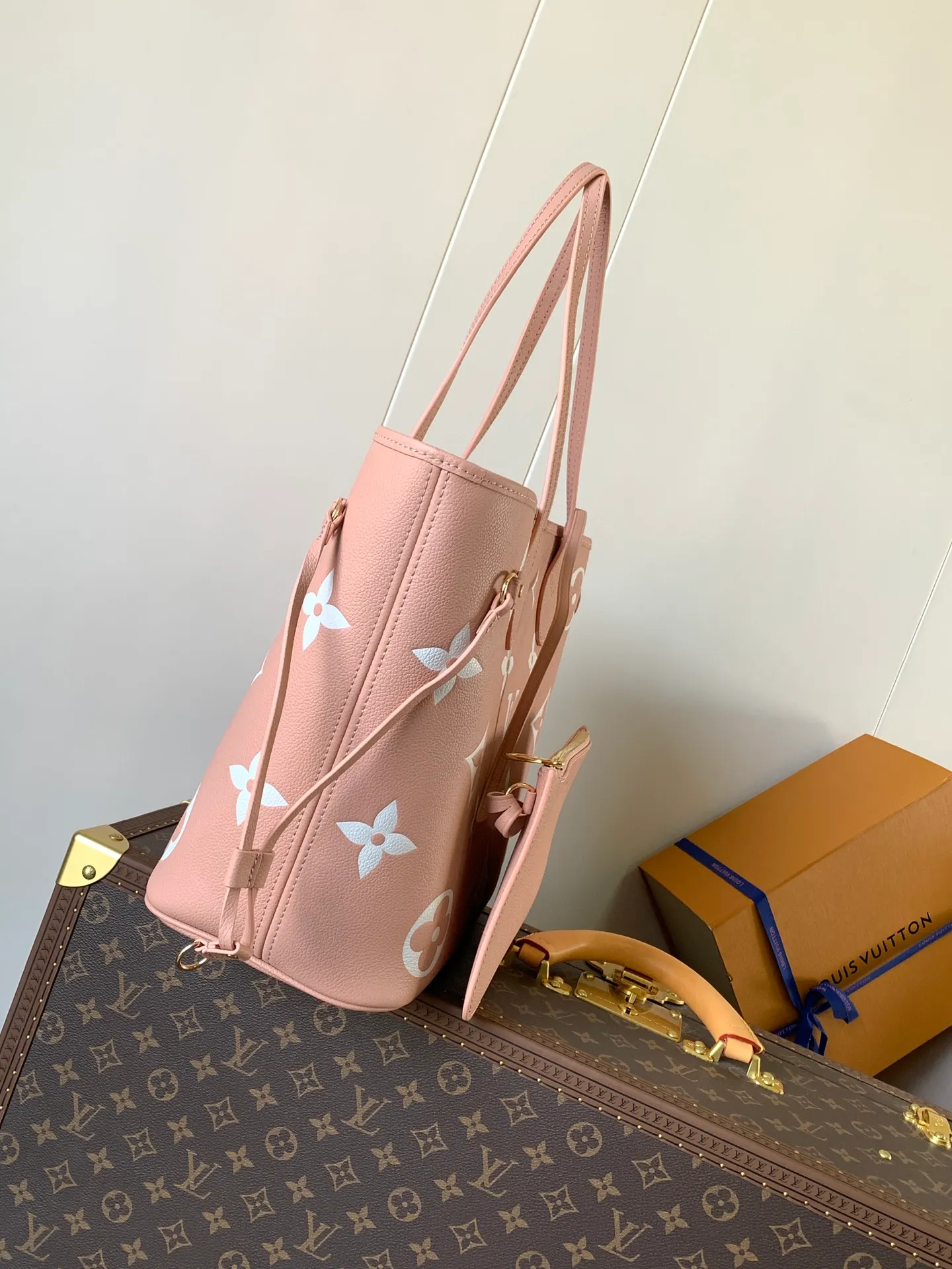 💰1180 (top layer leather) top original order, M47143 blue, M46482 haze blue, M46599 maroon, M45685 black, M45684 off-white, M45686 gray, M46516 vanilla, M46514 blue gradient, M46329 nude pink, M45686 apricot print, M46135 brown, Neverfull medium shopping bag! Redesigned interior pockets feature fresh fabric linings and vintage details inspired by the archives, most notably the detachable zippered clutch, which can be used on its own as a sophisticated clutch or as an additional pocket. 32x29x17cm