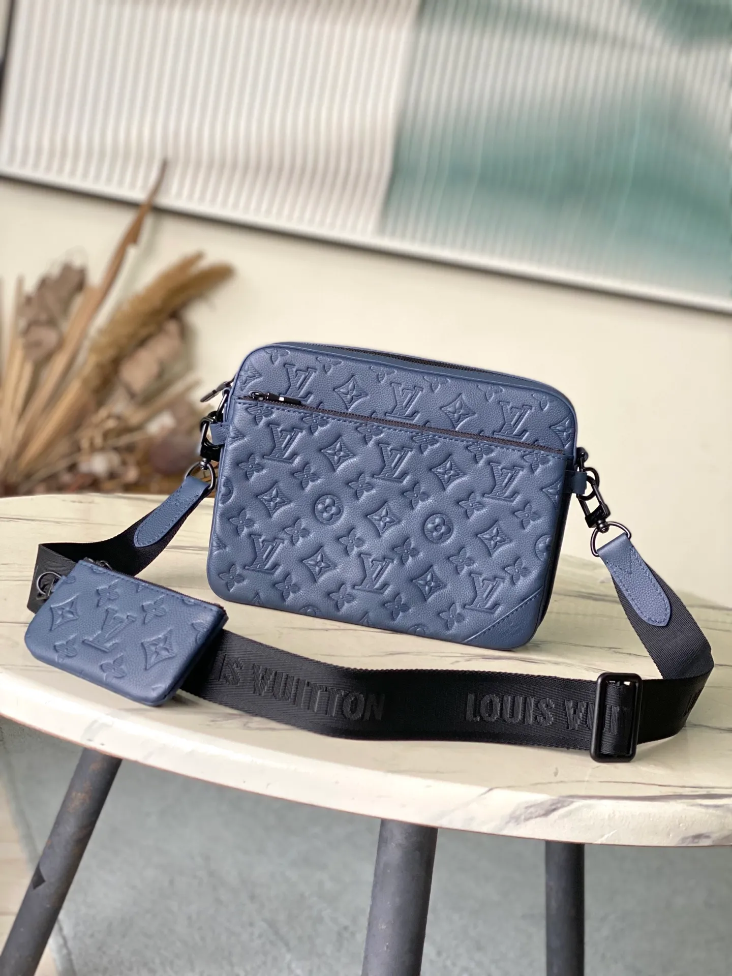 💰1100 (top layer leather) dark blue top original single M14785 This Trio messenger bag is made of soft Monogram Shadow embossed cow leather, and is dyed with vibrant colors for the modern Monogram embossed pattern. The form-fitting construction incorporates main pockets and a detachable zipped front pocket, and the shoulder strap features a detachable coin purse. Dimensions: 25 × 18.5 × 7 cm