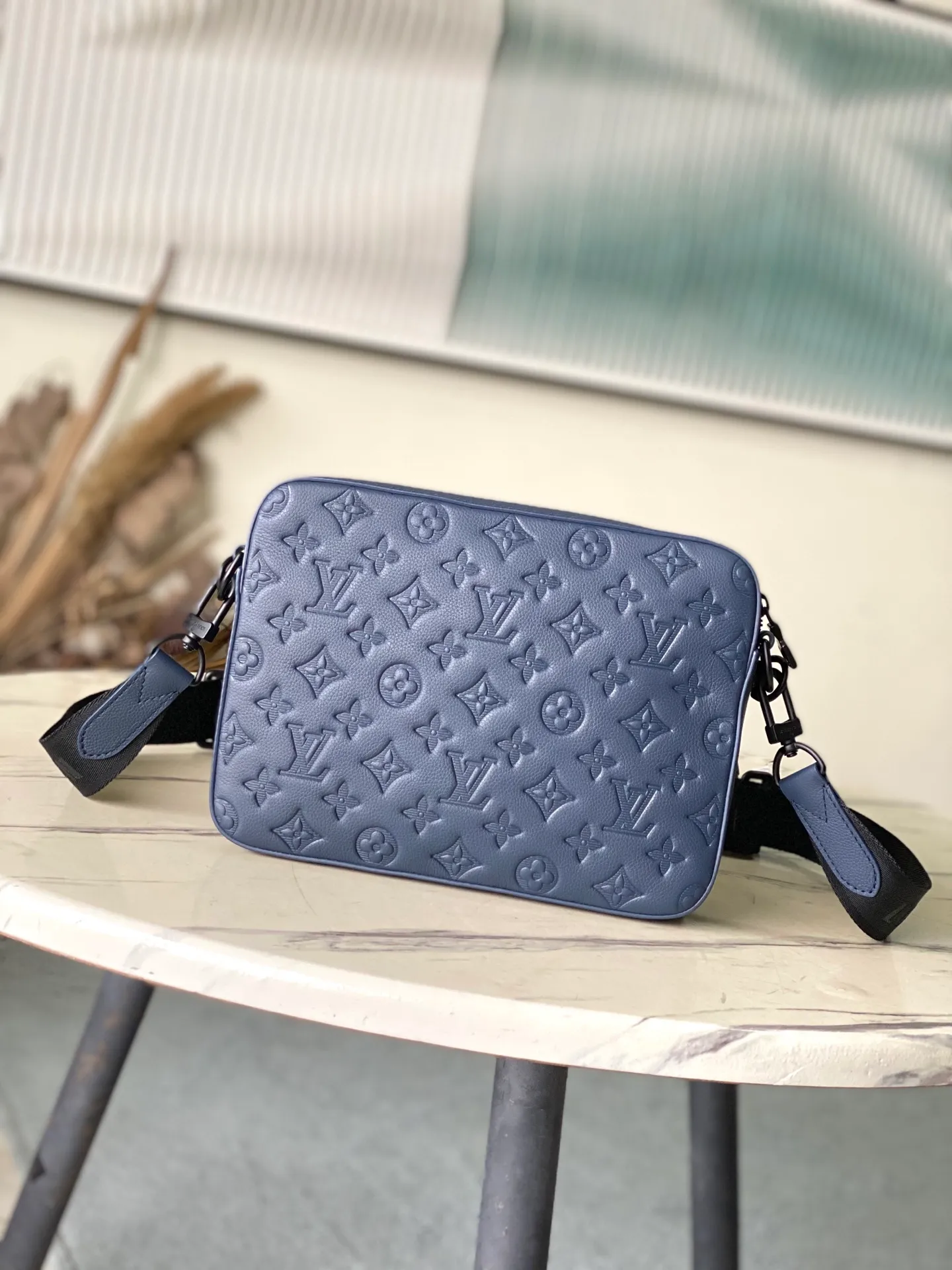 💰1100 (top layer leather) dark blue top original single M14785 This Trio messenger bag is made of soft Monogram Shadow embossed cow leather, and is dyed with vibrant colors for the modern Monogram embossed pattern. The form-fitting construction incorporates main pockets and a detachable zipped front pocket, and the shoulder strap features a detachable coin purse. Dimensions: 25 × 18.5 × 7 cm