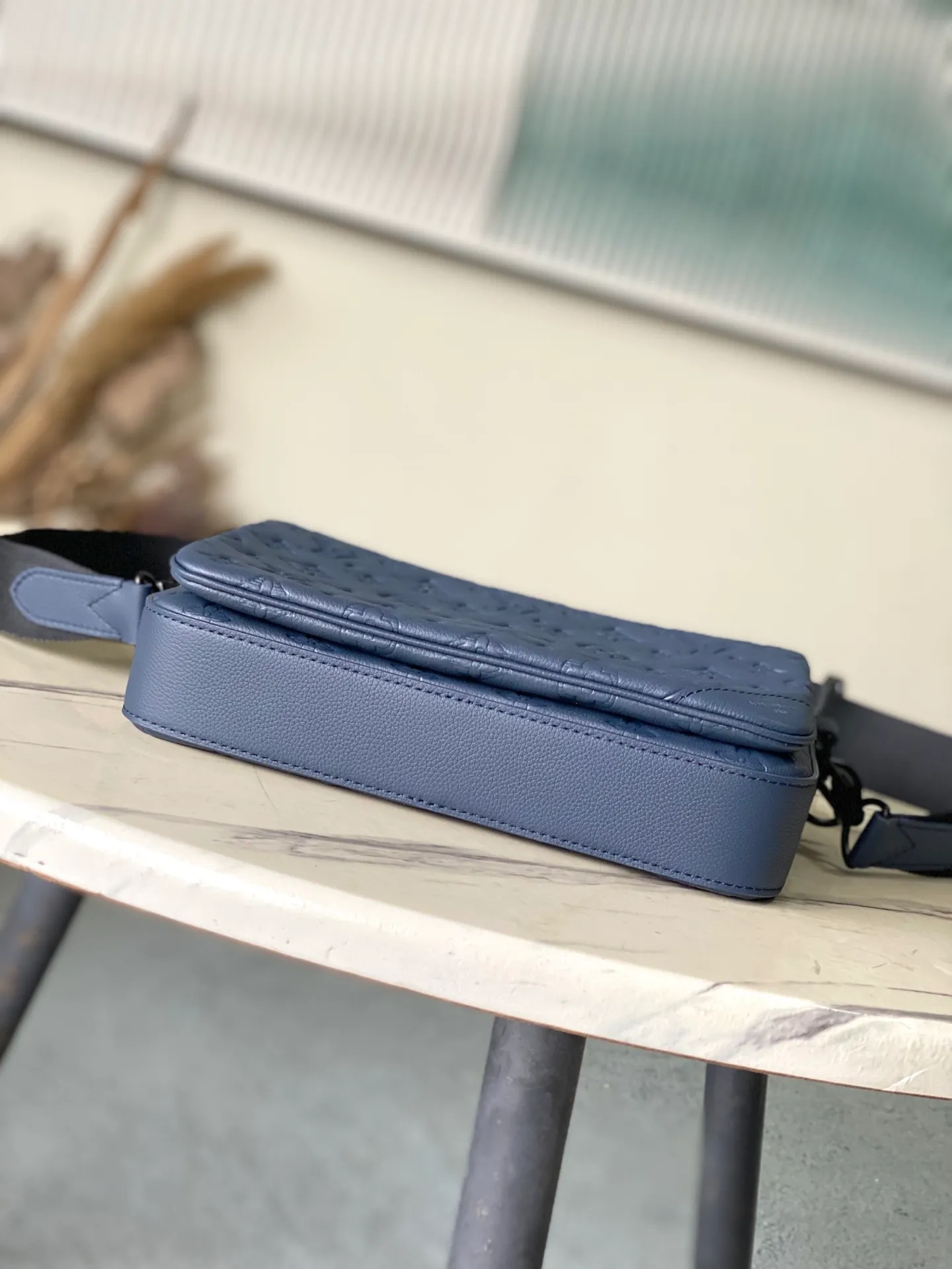 💰1100 (top layer leather) dark blue top original single M14785 This Trio messenger bag is made of soft Monogram Shadow embossed cow leather, and is dyed with vibrant colors for the modern Monogram embossed pattern. The form-fitting construction incorporates main pockets and a detachable zipped front pocket, and the shoulder strap features a detachable coin purse. Dimensions: 25 × 18.5 × 7 cm