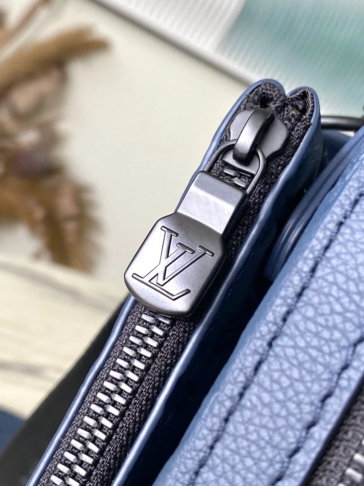 💰1100 (top layer leather) dark blue top original single M14785 This Trio messenger bag is made of soft Monogram Shadow embossed cow leather, and is dyed with vibrant colors for the modern Monogram embossed pattern. The form-fitting construction incorporates main pockets and a detachable zipped front pocket, and the shoulder strap features a detachable coin purse. Dimensions: 25 × 18.5 × 7 cm