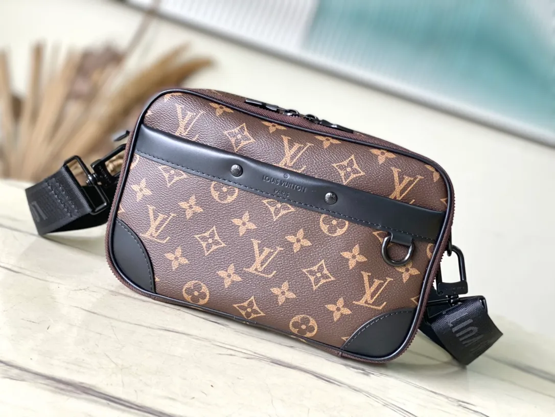 💰940 Top original order M46955 Presbyopia This Apha messenger bag is made of Monogram Eclipse Jm canvas, with a delicate green shape using a stacking pen. The zipper compartment ensures the safety of items, and the rivets on the front pocket add the brand mark. Dimensions: 24 × 16 × 8 cm
